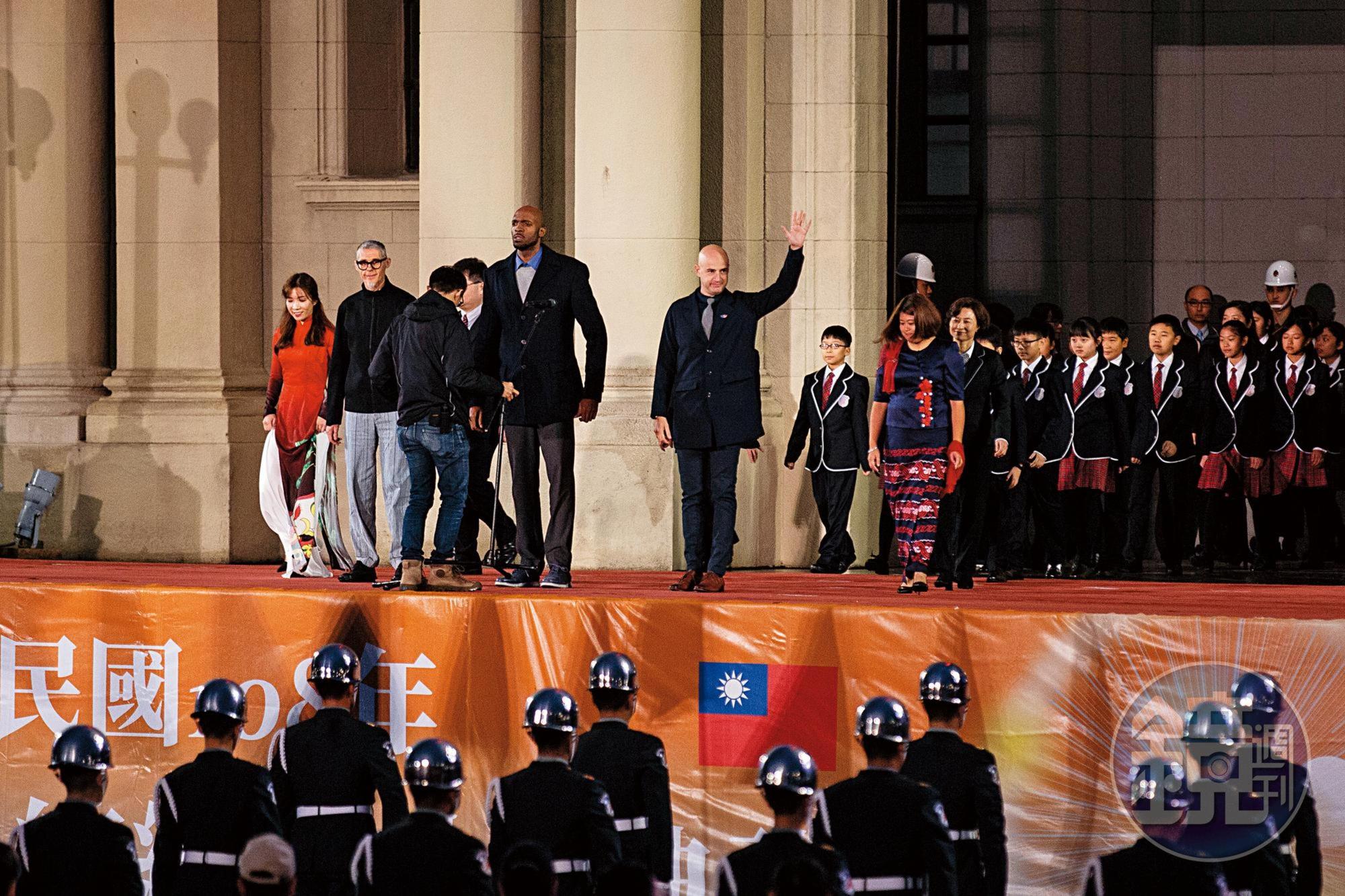 今年元旦，入籍台灣的吳鳳，與其他幾位新住民一同受邀在總統府前方舞台領唱國歌。