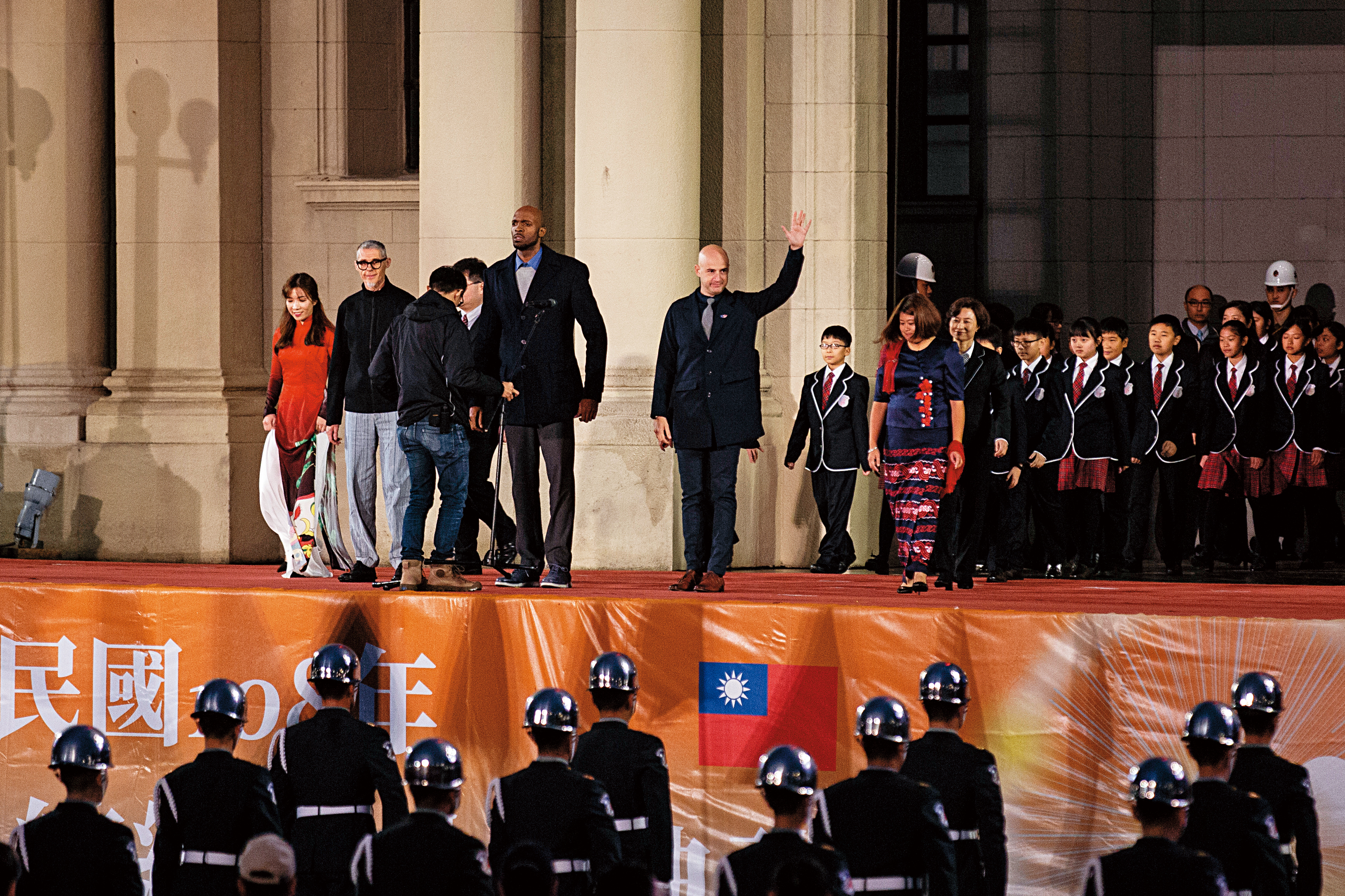 今年元旦，入籍台灣的吳鳳，與其他幾位新住民一同受邀在總統府前方舞台領唱國歌。