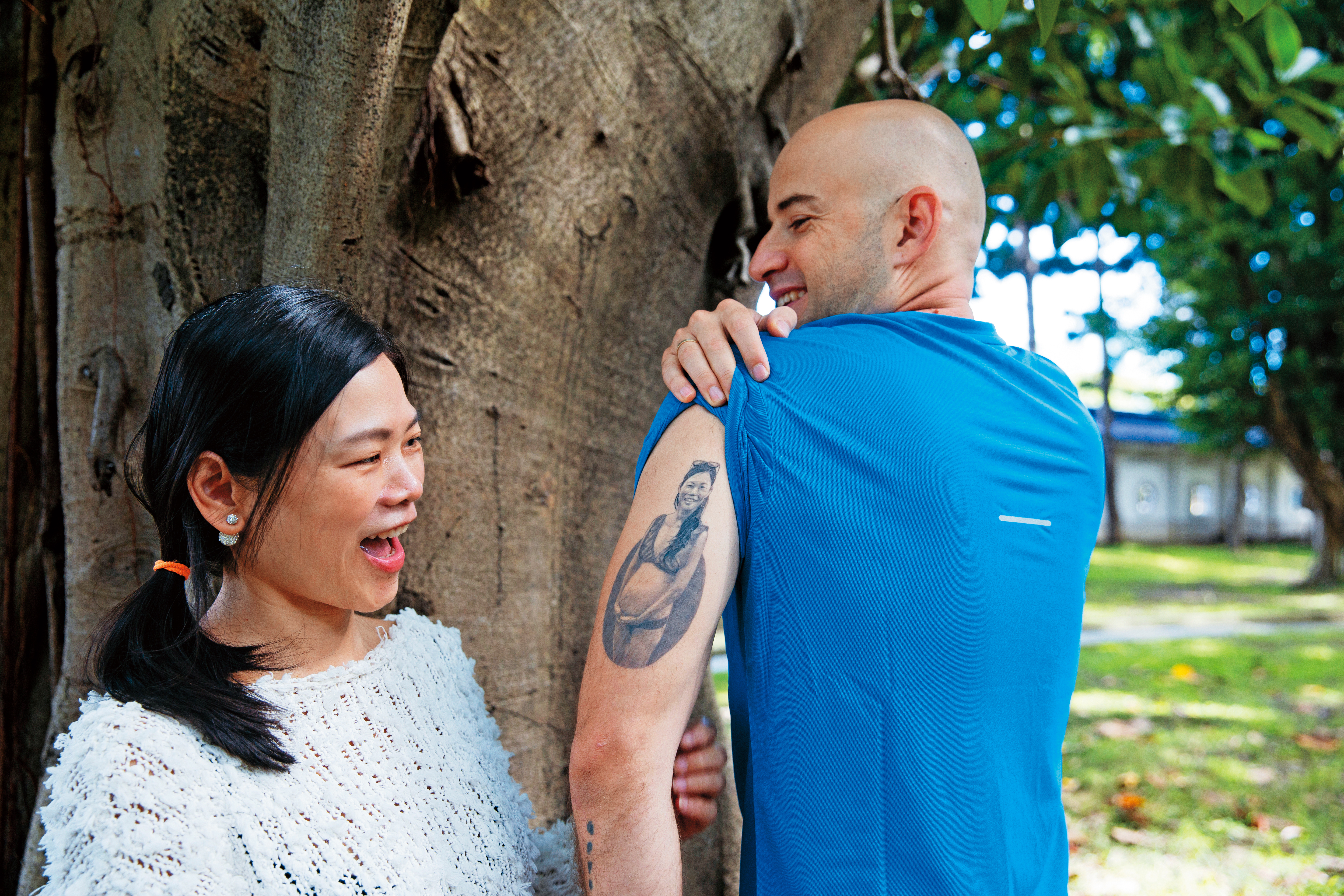 演藝事業最低潮時，是老婆陳錦玉（左）陪伴在吳鳳（右）身邊，2人感情深厚，吳鳳還把老婆懷孕的身影刺青在手臂上。