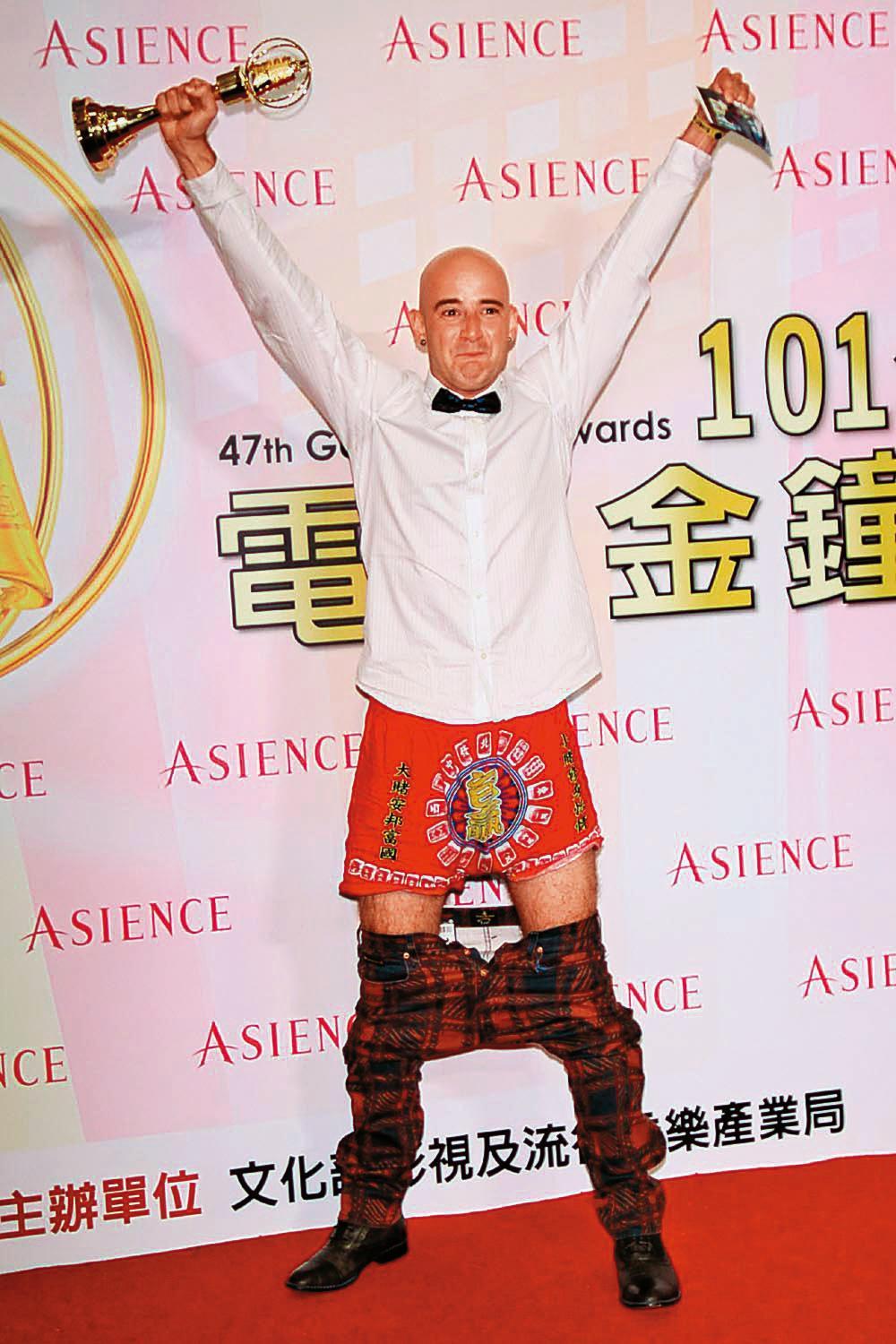 2012年，吳鳳榮獲金鐘獎，為了搏得好彩頭，他聽從老婆的建議，特地穿上紅內褲到場。（東方IC）