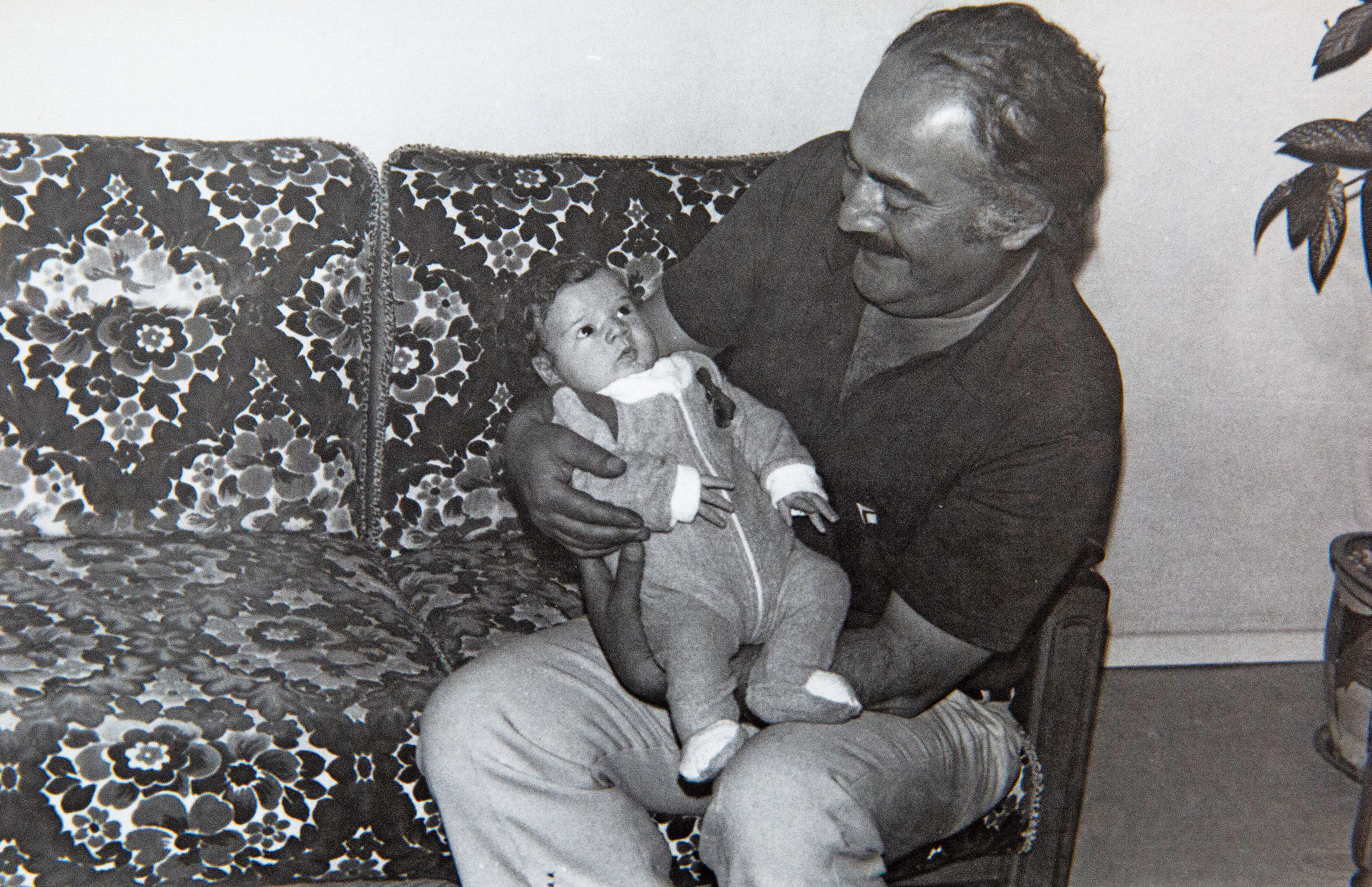 吳鳳剛出生不久，被捧在父親懷裡，父子倆一輩子感情融洽，時常親親抱抱，至今依舊。（吳鳳提供）