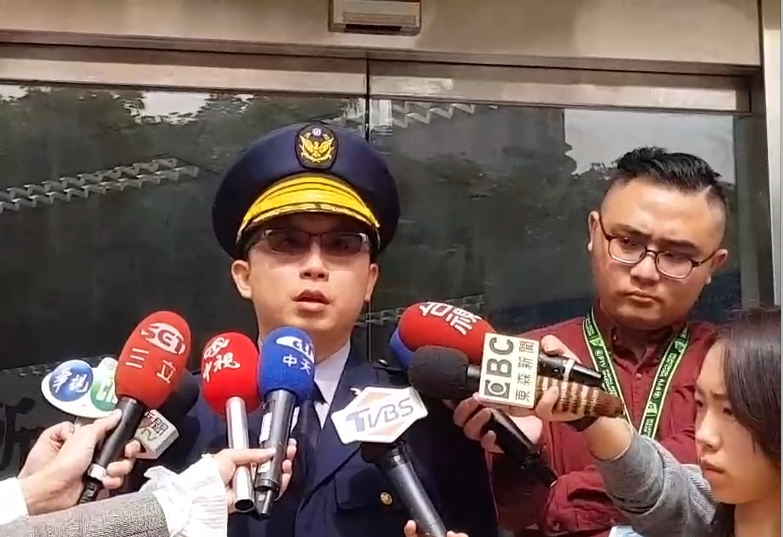 遭臨檢男子認為簡姓員警趁機「撫摸他的乳頭」為由提出《性騷擾》告訴。（警方提供）