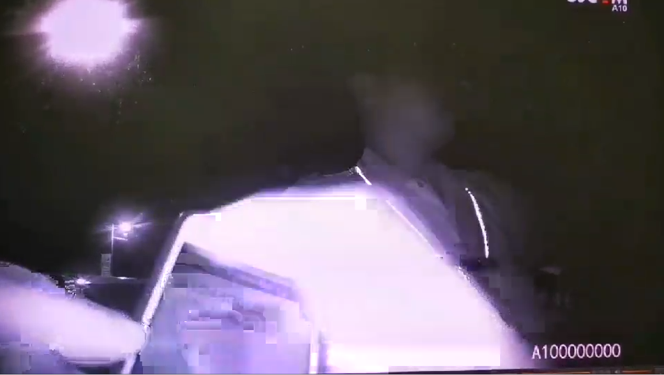 大安分局公布當時影片,顯示員警雖有伸手觸摸,但過程不到一秒。(警方提供)