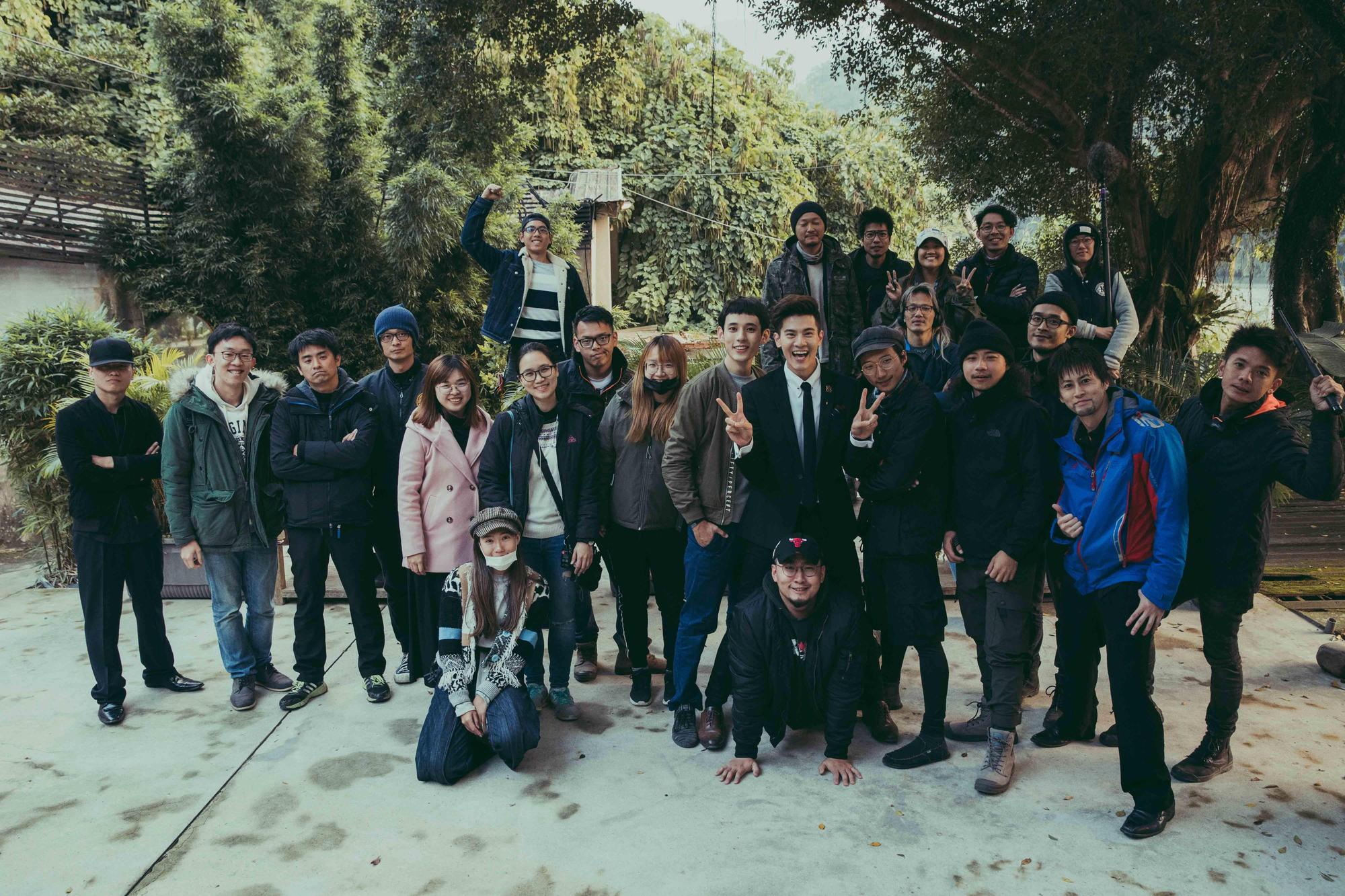 《HIStory3》第一單元《圈套》在今年1月殺青徐鈞浩、吳承洋殺青與工作人員合影。