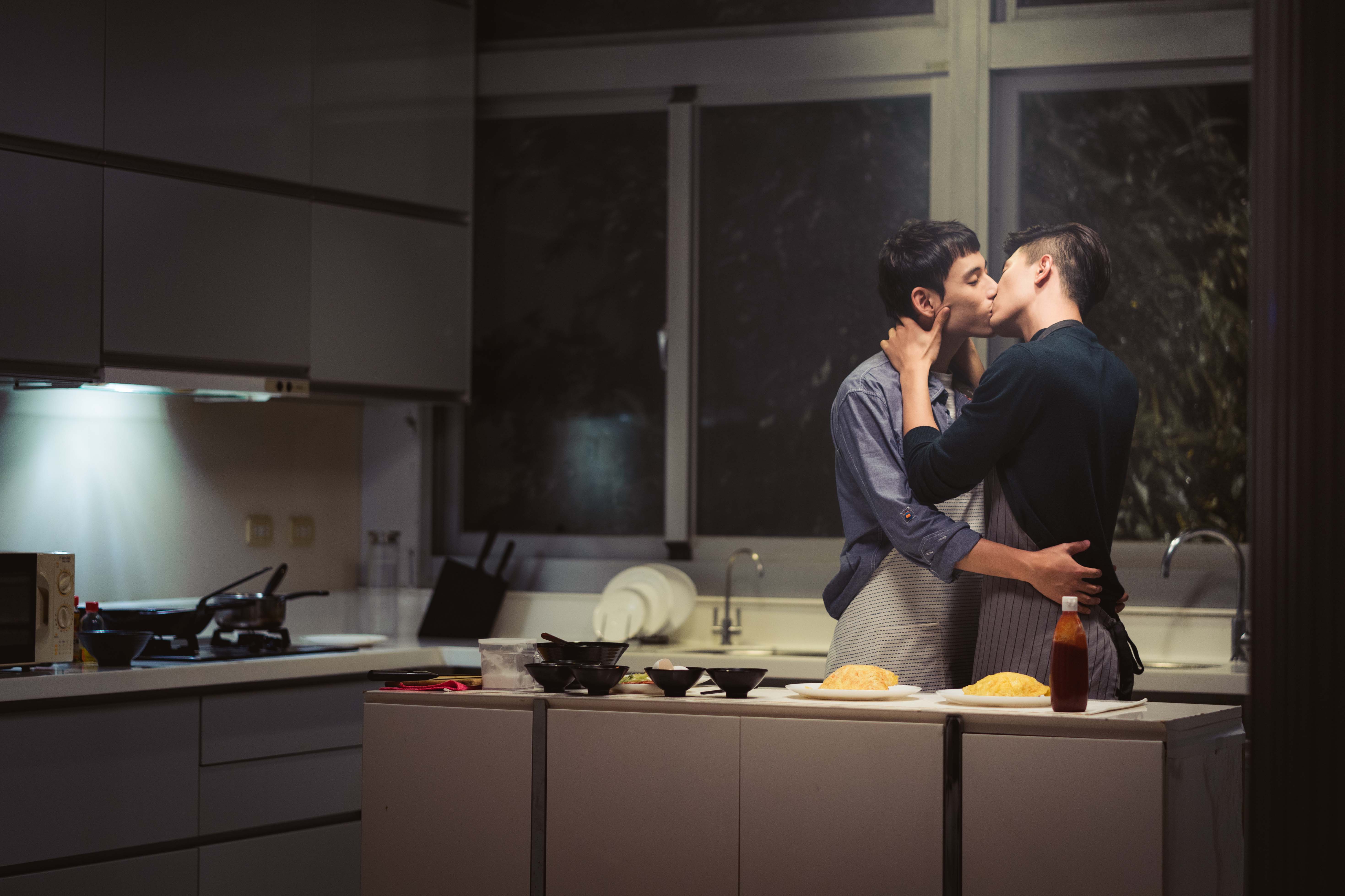 徐鈞浩飾演正義感十足的警察與吳承洋飾演冷靜的黑道少主，經常需要感情的累積，兩人經常互相打氣鼓勵。