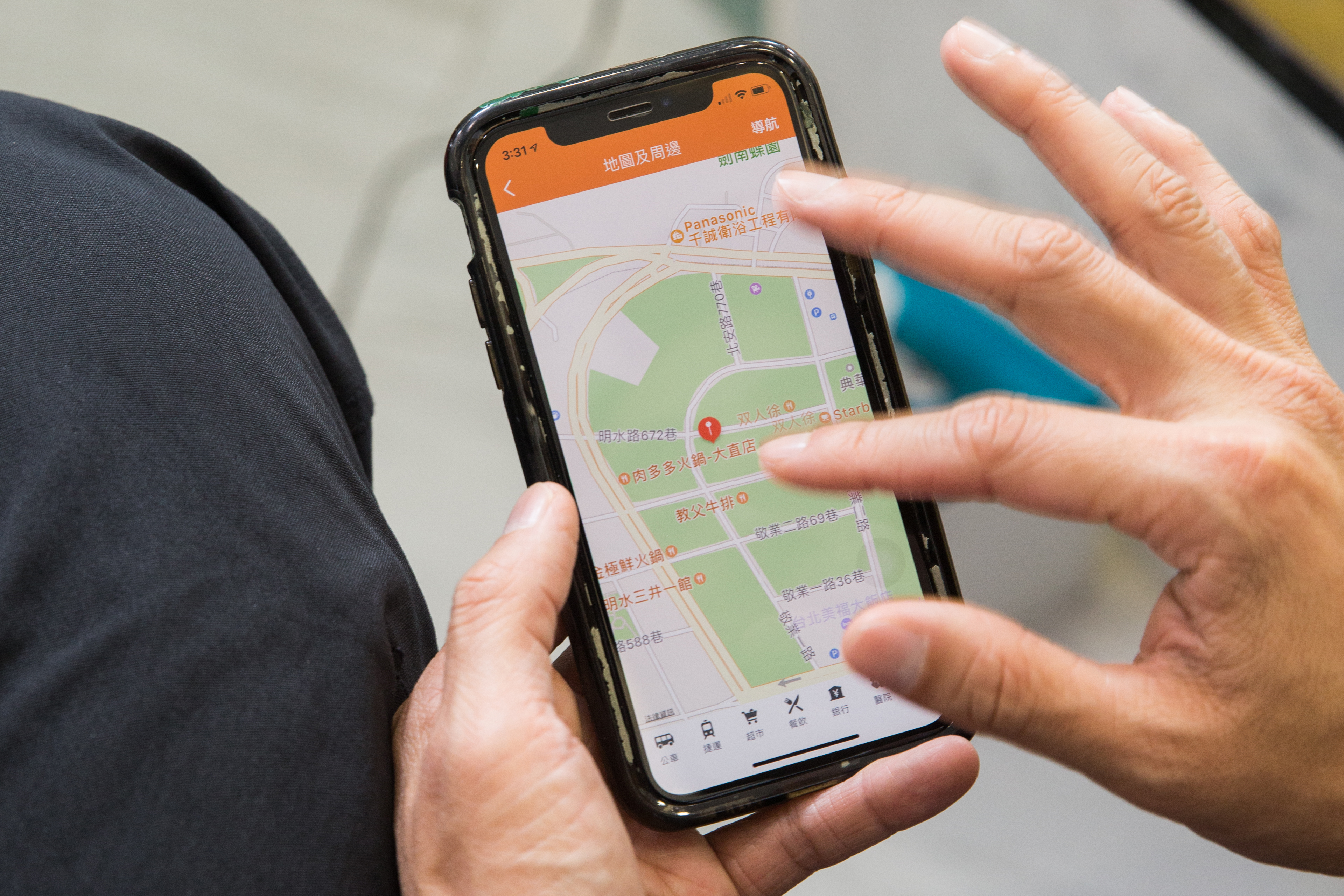 王少偉的手機滿載國內外房地產App，工作空檔之餘就打開查看。