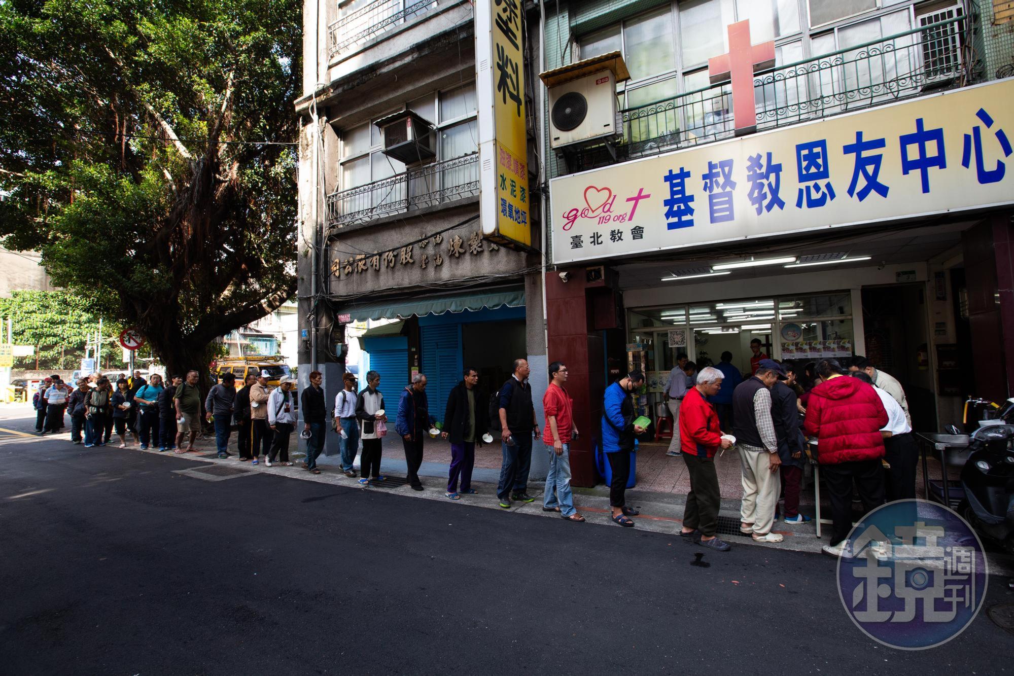 恩友中心台北教會每天供應午、晚兩餐,經常時間未到已大排長龍,也常有人領完隨即回到隊伍尾巴,邊吃邊排再拿下一輪。