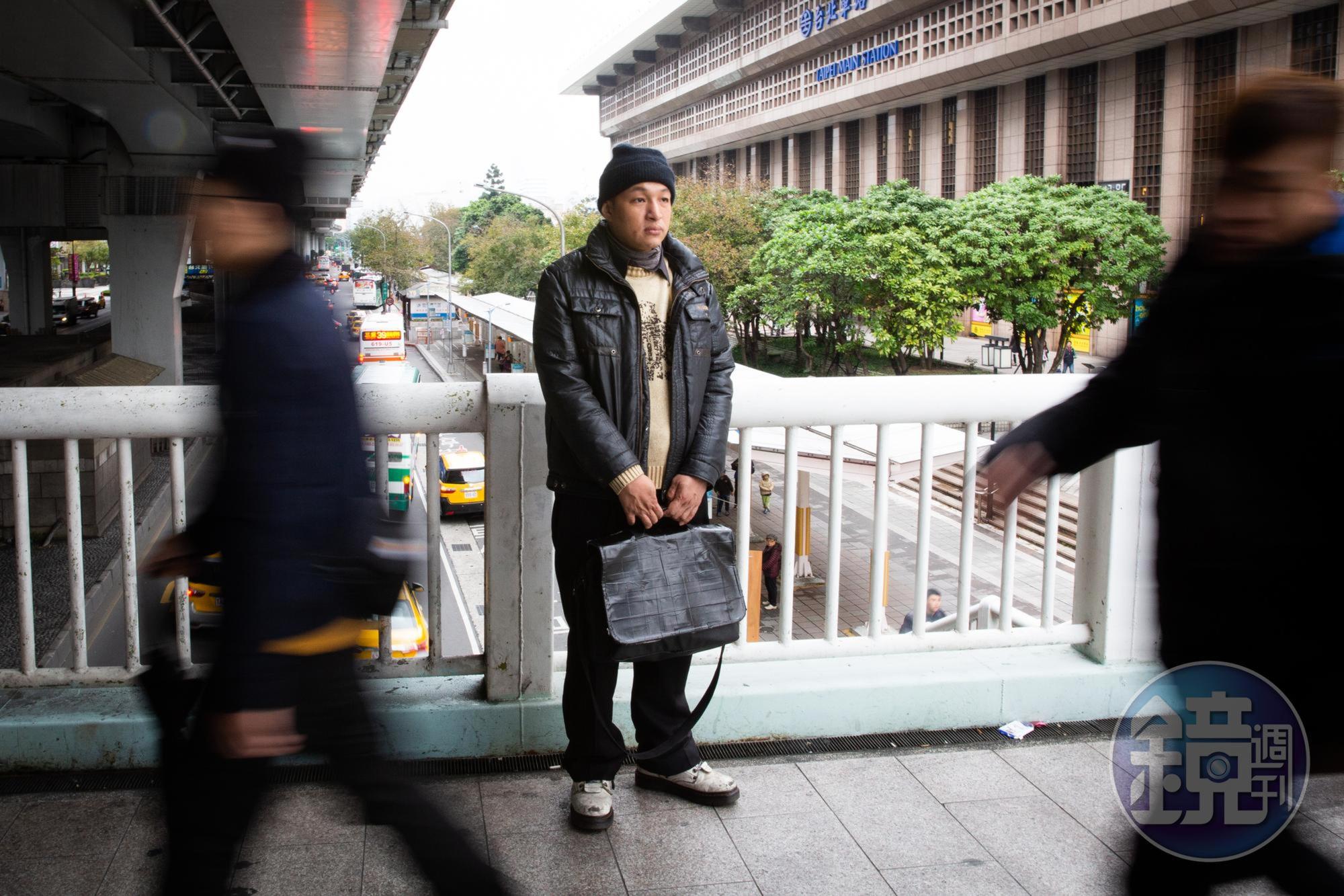 阿成這天帶我們走逛迷宮似的台北地下街,又搭捷運去花博公園,任何時候我問他:「現在要你自己回去,有辦法嗎?」他都說:「可以。」