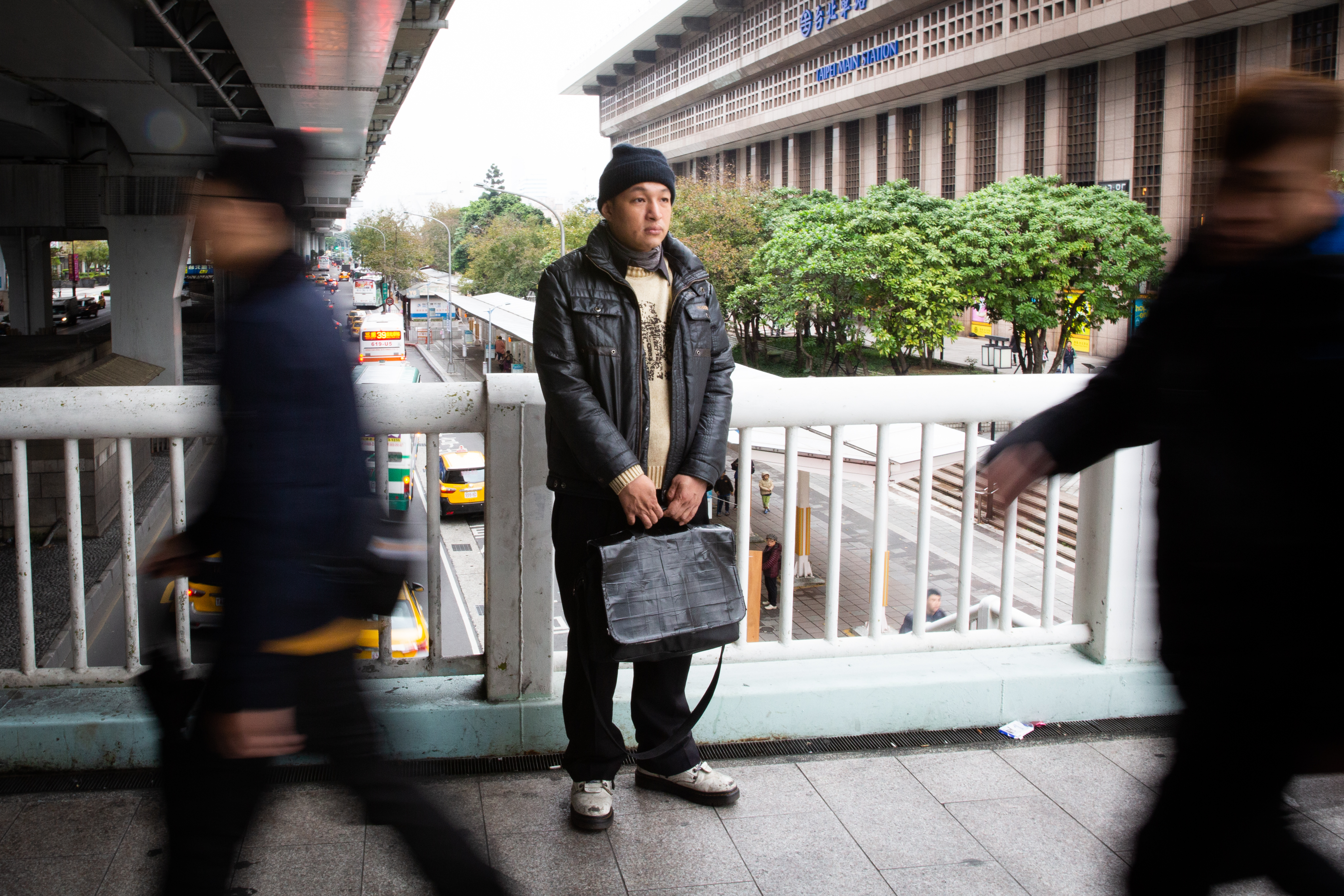 阿成這天帶我們走逛迷宮似的台北地下街，又搭捷運去花博公園，任何時候我問他：「現在要你自己回去，有辦法嗎？」他都說：「可以。」