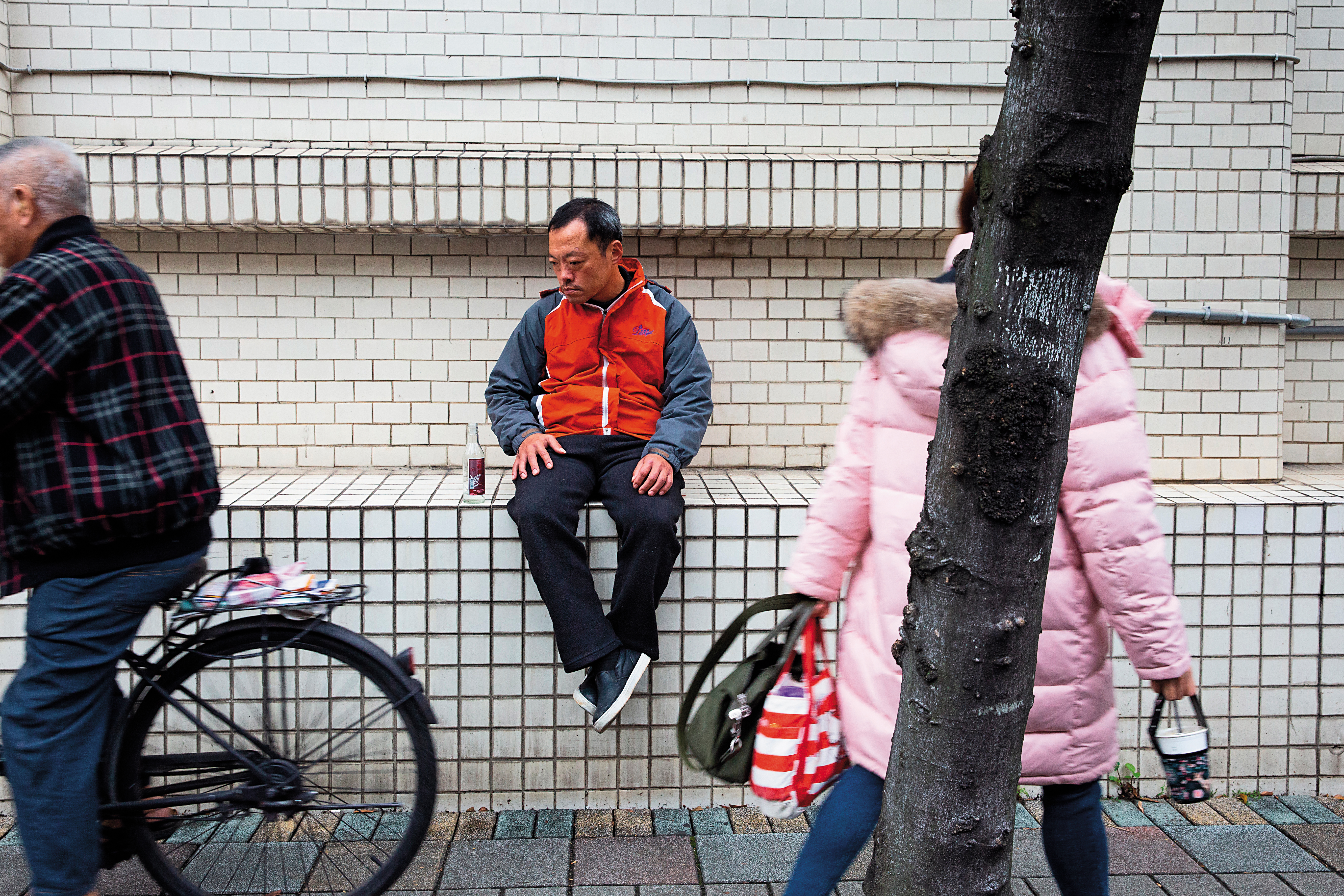 黃國華因沉迷酒精而遭家人逐出，失業後成為街友，平日睡公園，颱風來了就躲廟裡。他說：「最多曾10天沒洗澡，那不是人過的生活。」