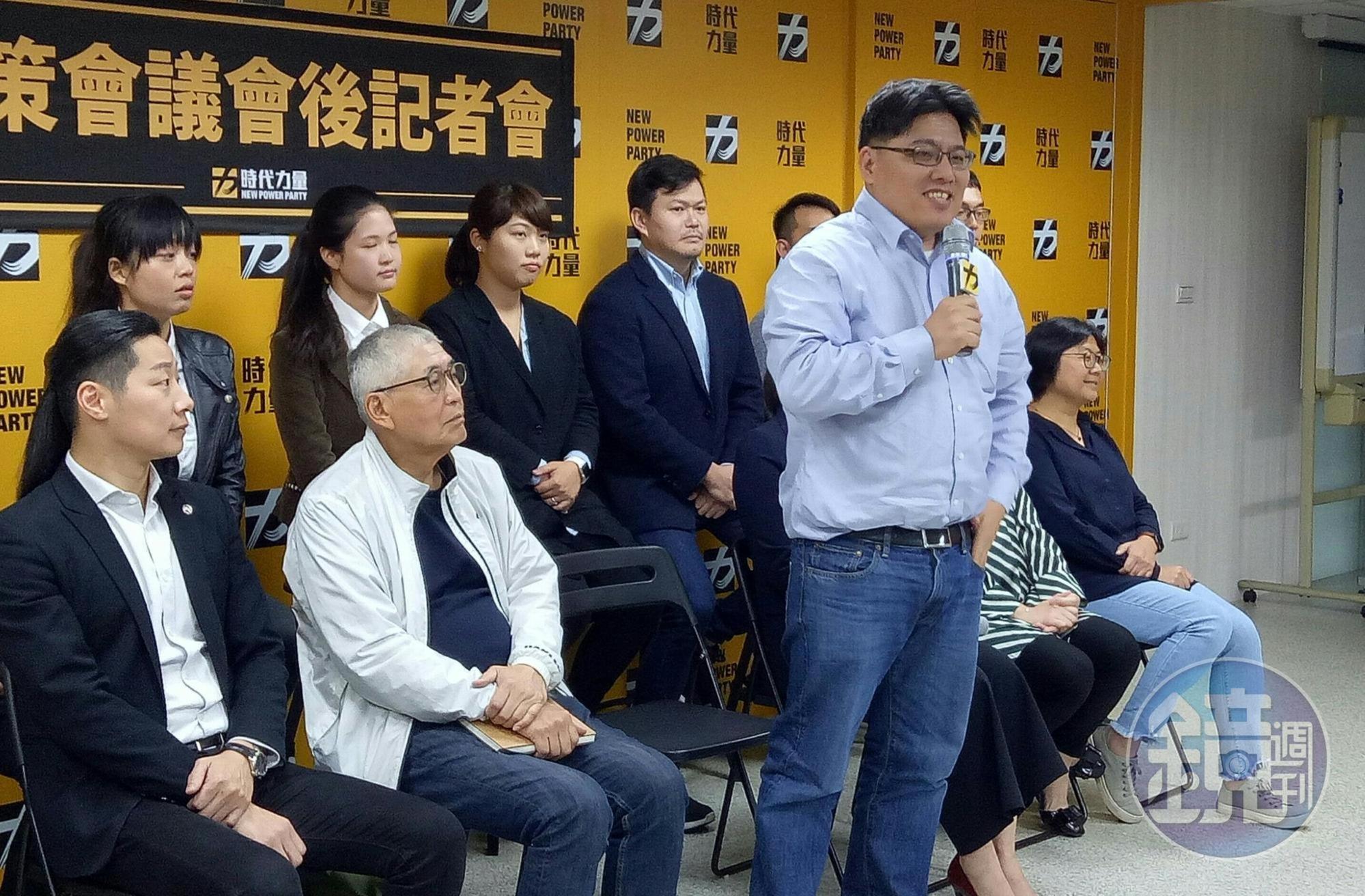 時代力量新任黨主席由律師邱顯智（站立者）當選，3月1日上任。