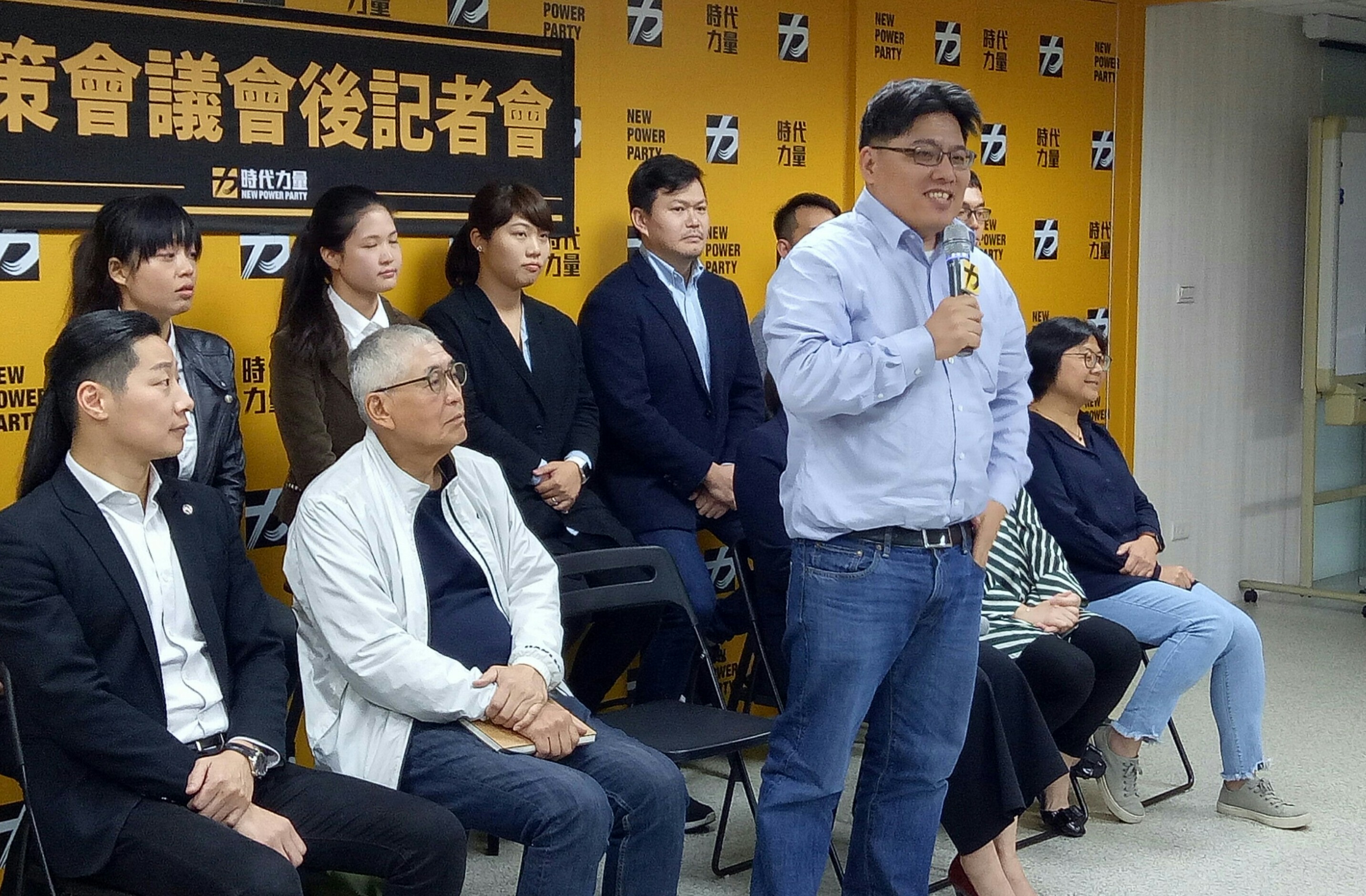 時代力量新任黨主席由律師邱顯智（站立者）當選，3月1日上任。