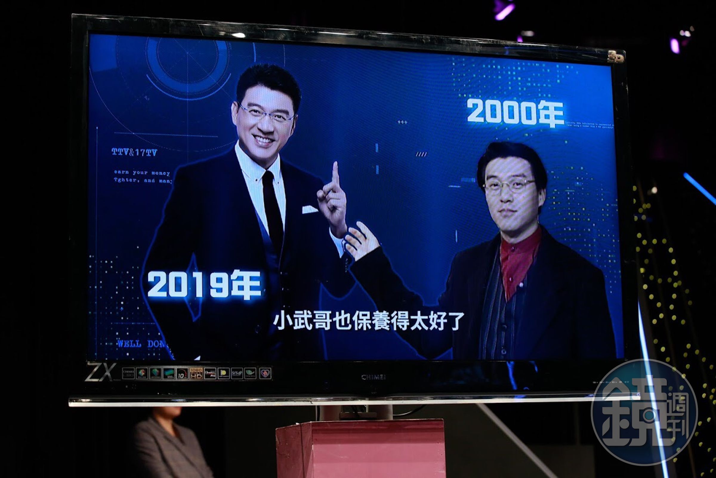 記者會上秀出謝震武19年前的嫩照，謝震武自誇也太會保養。