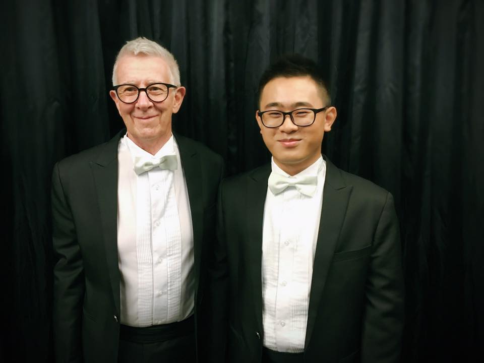 24歲台男趙守泉和75歲英國老爹Andy,明天將在苗栗舉辦婚禮。(圖擷自許常德的地下手記臉書)