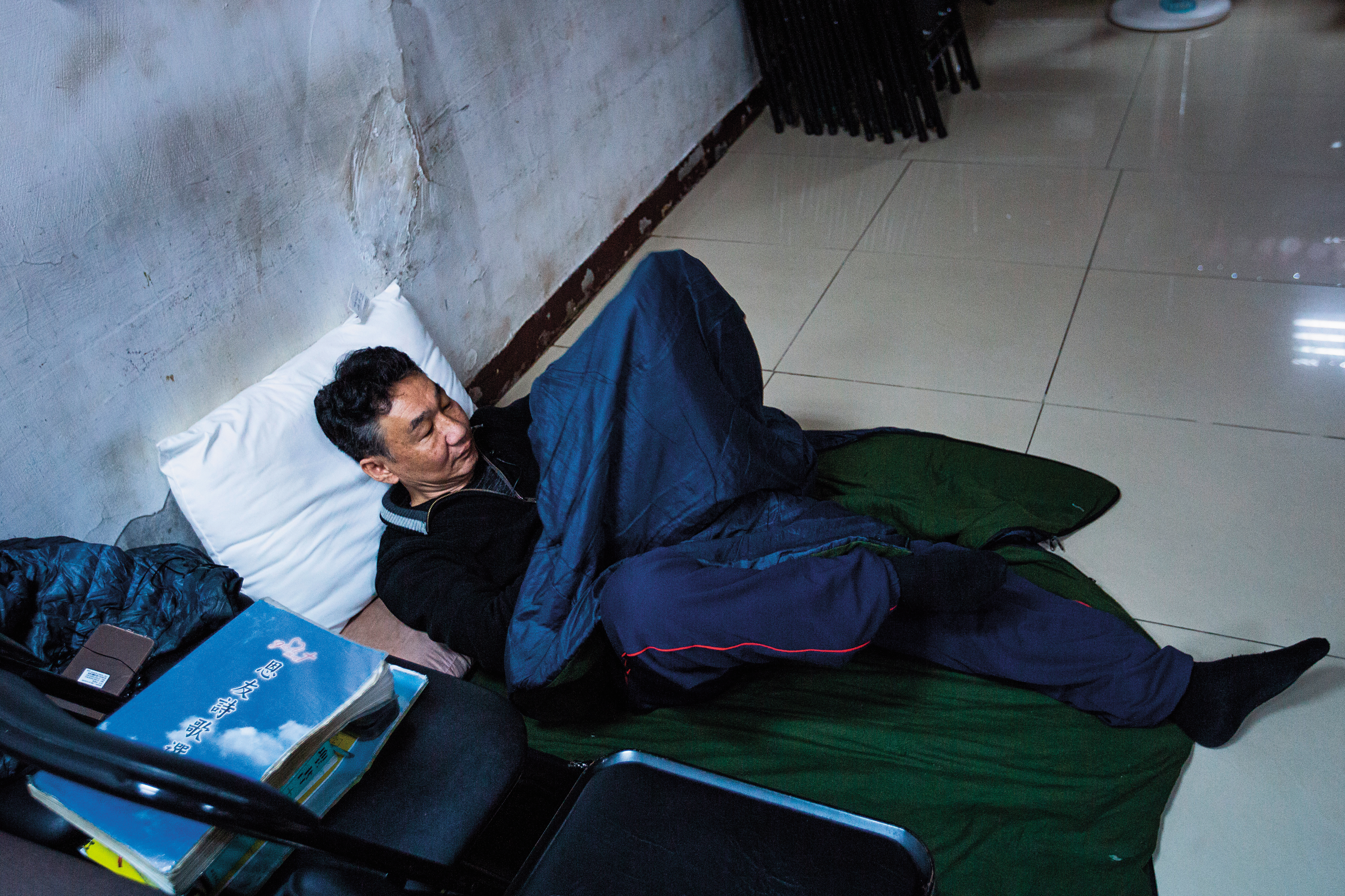 一塊地，一個睡袋，就是一個家。大塚目前住在板橋恩友中心教會，領取每週約2,000元的薪資，協助物資搬運等工作。