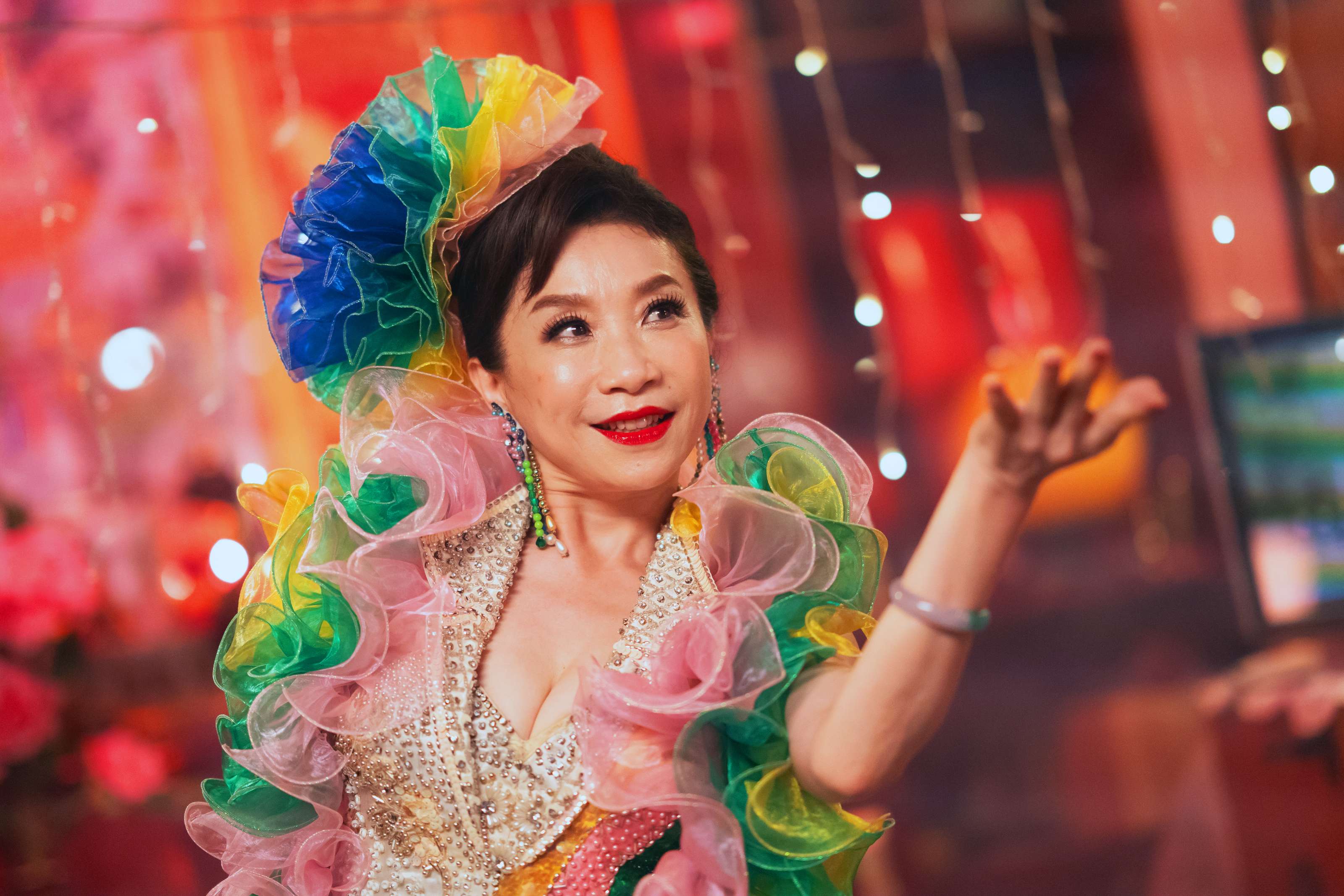 今子嫣在公視《美秀》擔綱主角，並大方出借自己工作華麗禮服給學生劇組。（公視提供）