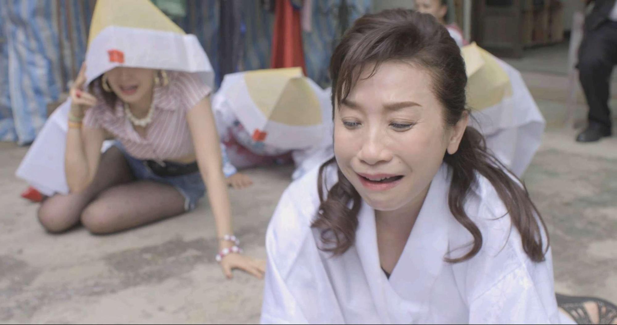 今子嫣在《美秀》飾演家中經營康樂隊的女性,唱孝女白琴下跪戲令導演大驚。(公視提供)
