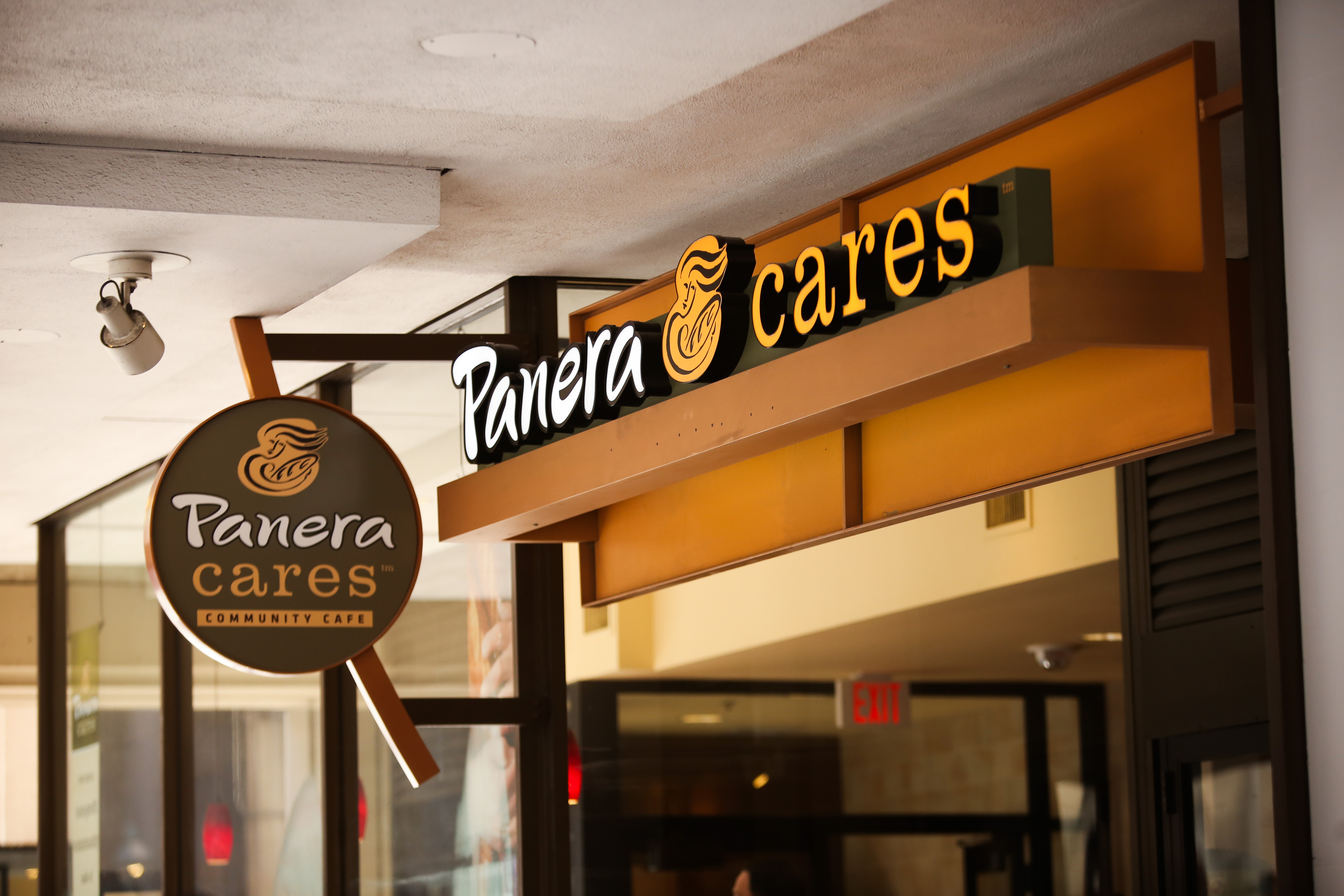 國外一間慈善麵包店「Panera Cares」，客人可以自行決定要付多少錢，但由於營收慘淡收攤。（東方IC）