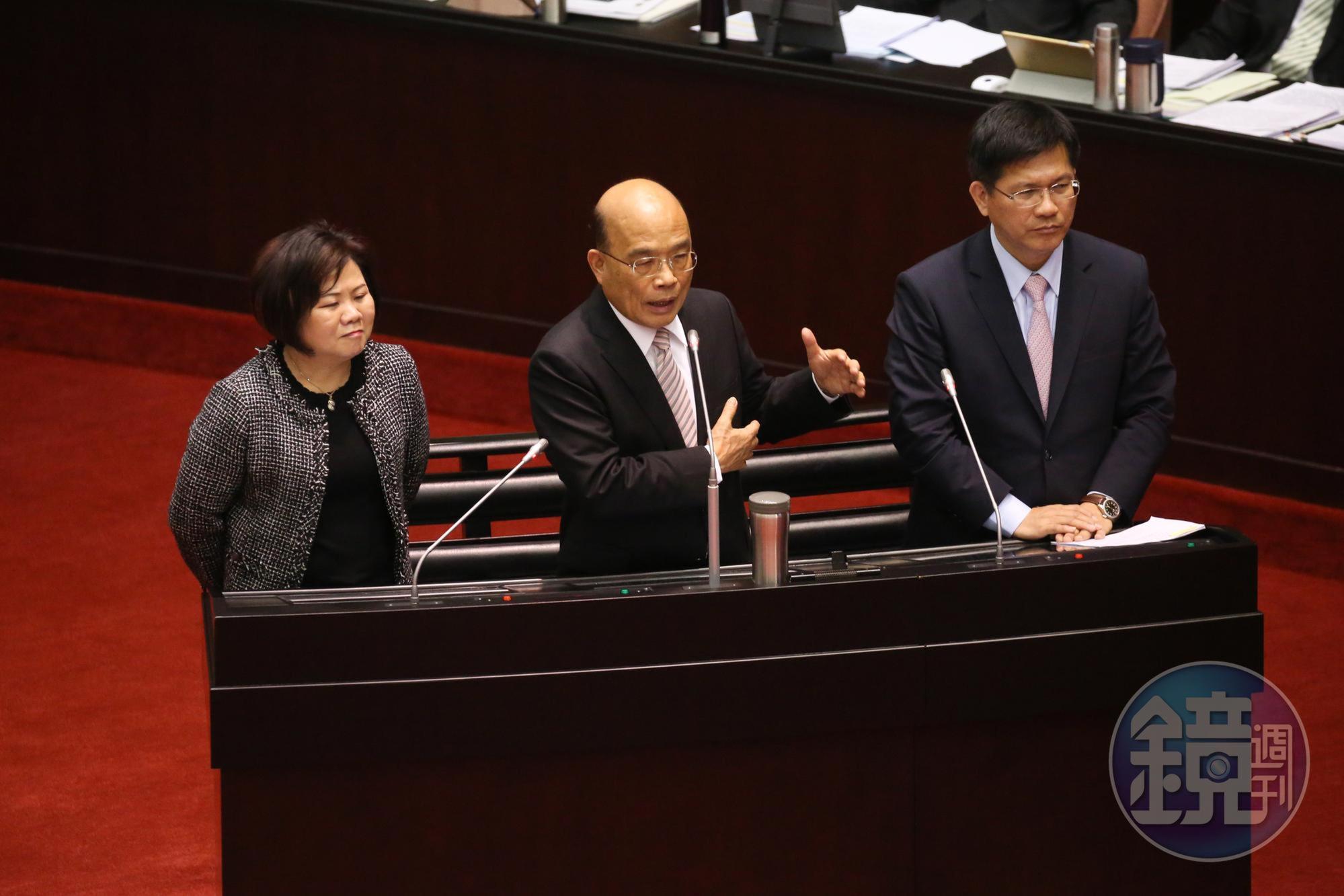 行政院長蘇貞昌（中）、交通部長林佳龍（右）、勞動部長許銘春（左）在立法院備詢。