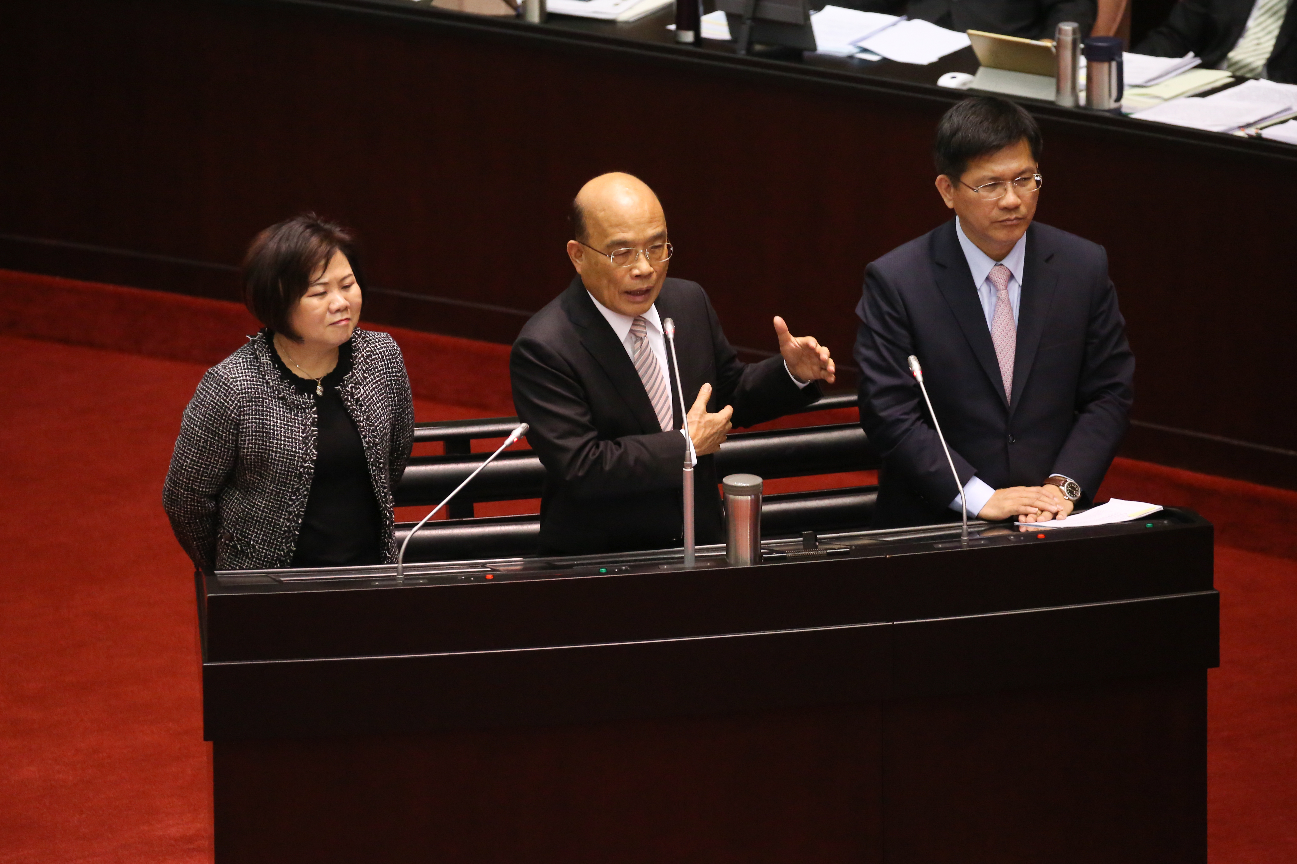 行政院長蘇貞昌（中）、交通部長林佳龍（右）、勞動部長許銘春（左）在立法院備詢。