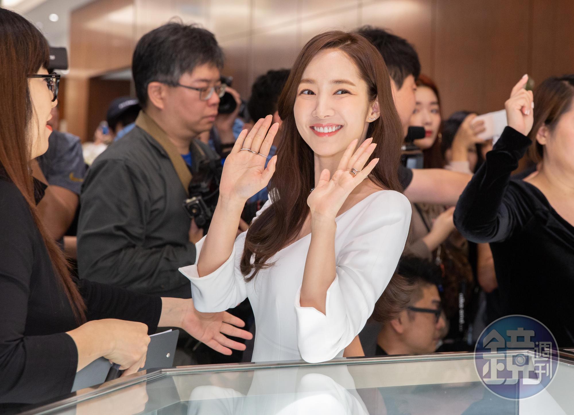 朴敏英以超過2400萬元的全身行頭,出席Tiffany & Co.的Tiffany True定情鑽戒新品發表會。
