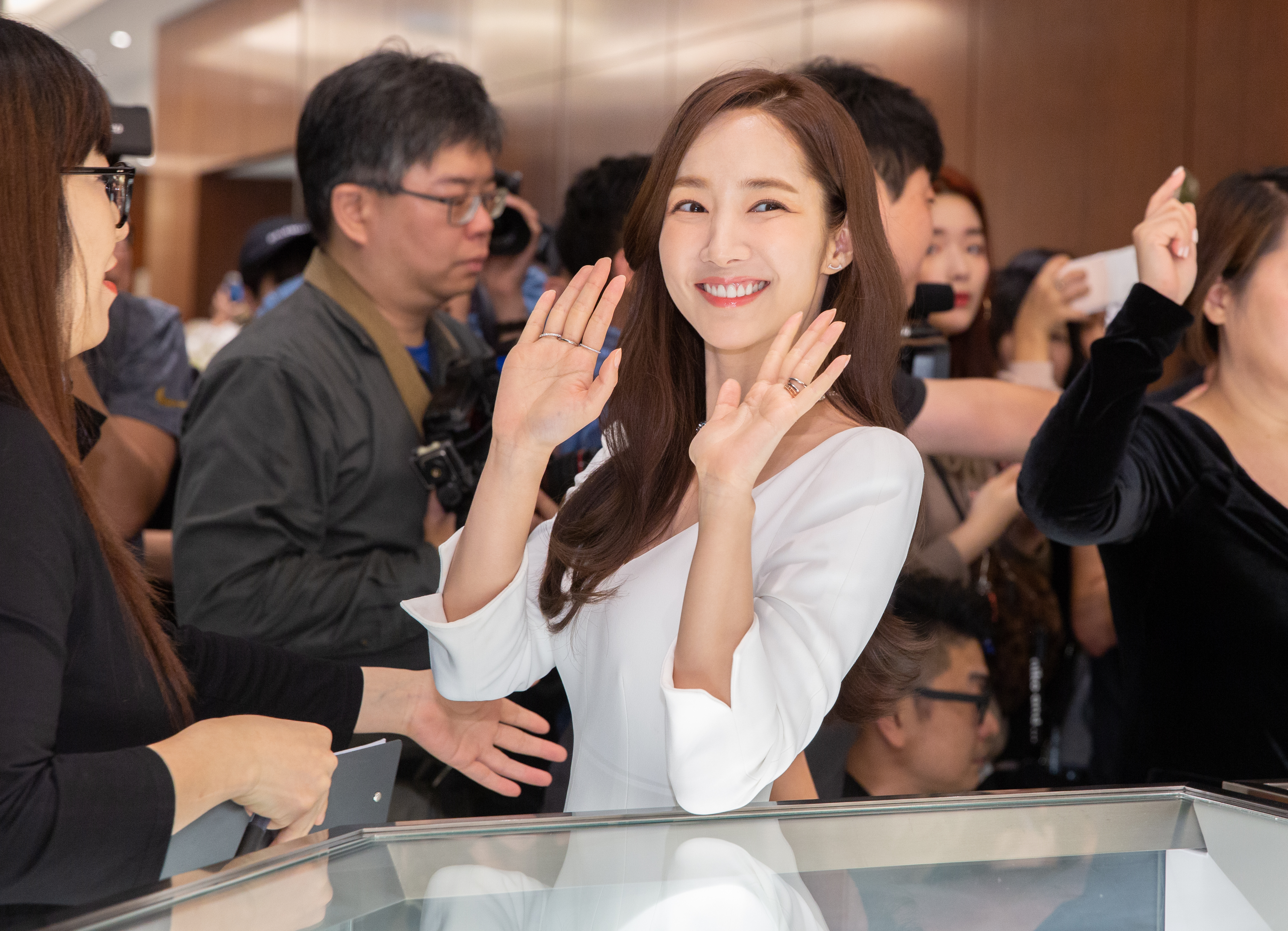 朴敏英以超過2400萬元的全身行頭，出席Tiffany & Co.的Tiffany True定情鑽戒新品發表會。