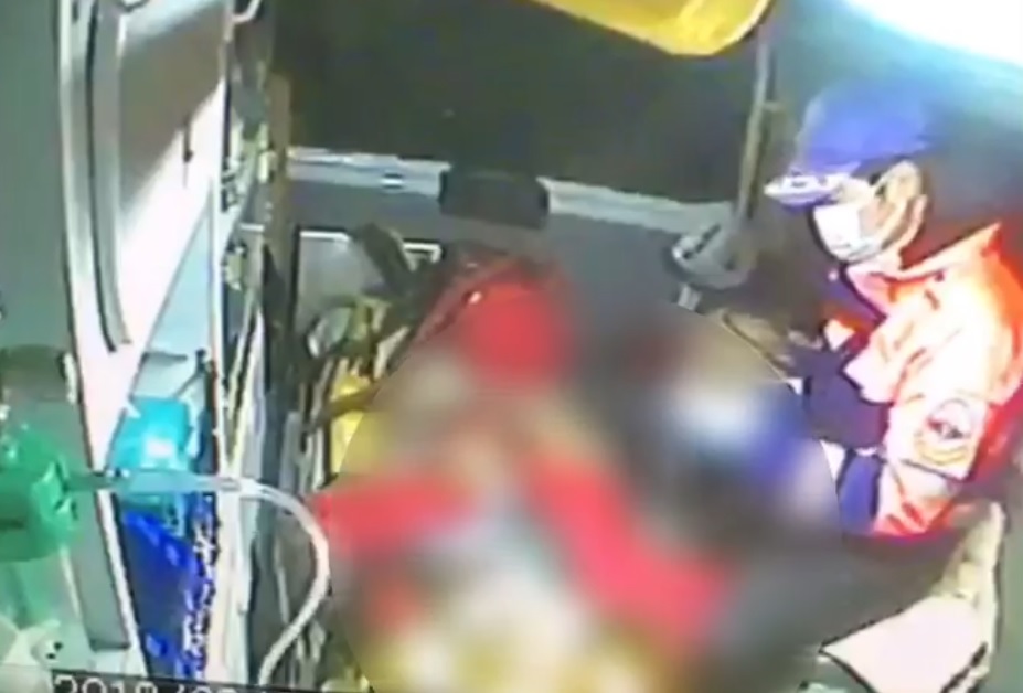 謝男被重摔倒地，急救後仍宣告不治。（翻攝畫面）