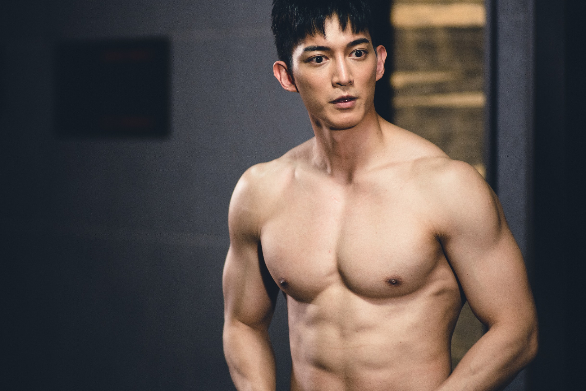 王家梁為《艾蜜麗的五件事》誠意獻出肉體，大方脫。（東森創作提供）