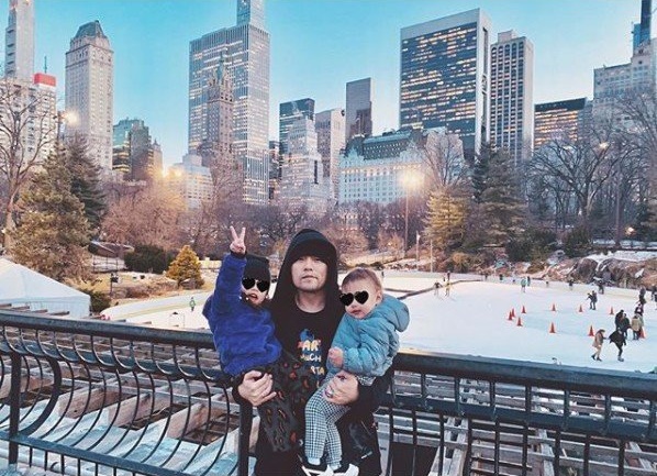 昆凌上傳周杰倫手抱一對子女的照片，第1次讓女兒小周周和兒子Romeo正面曝光。（翻攝自昆凌IG）