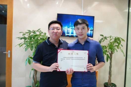 陳孝志非常榮幸自己是唯一個經紀人得到榮譽證書。(陳孝志提供)