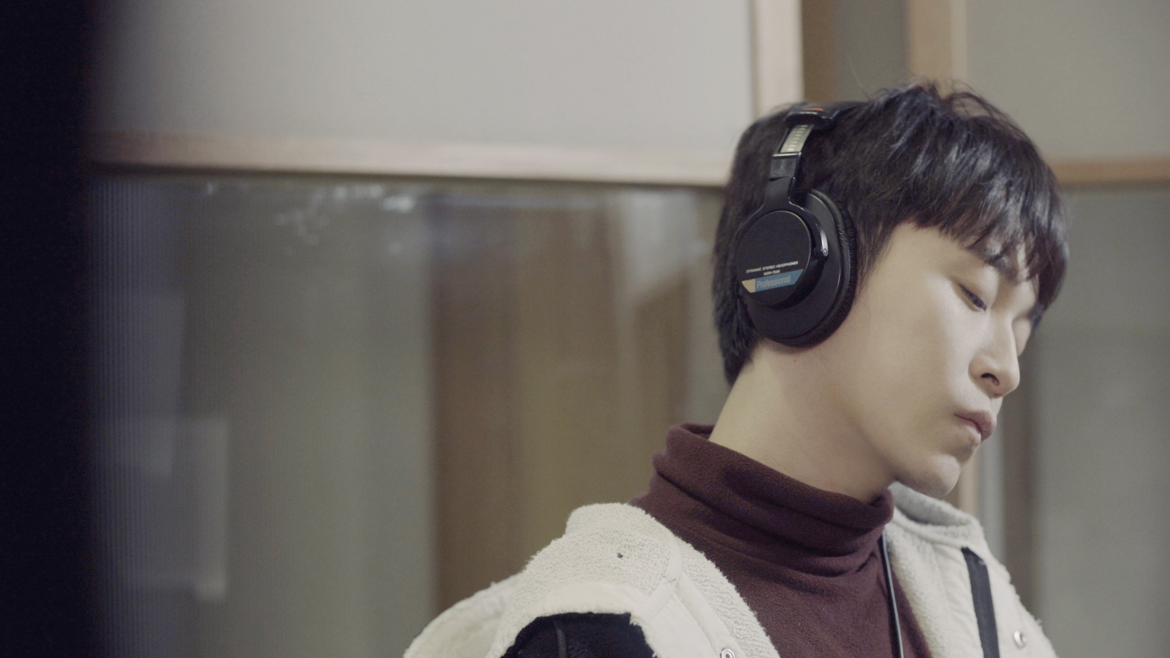 青峰的〈起風了〉翻唱日本歌曲，突顯他的唱功跟獨特音質。 （智慧大狗提供）