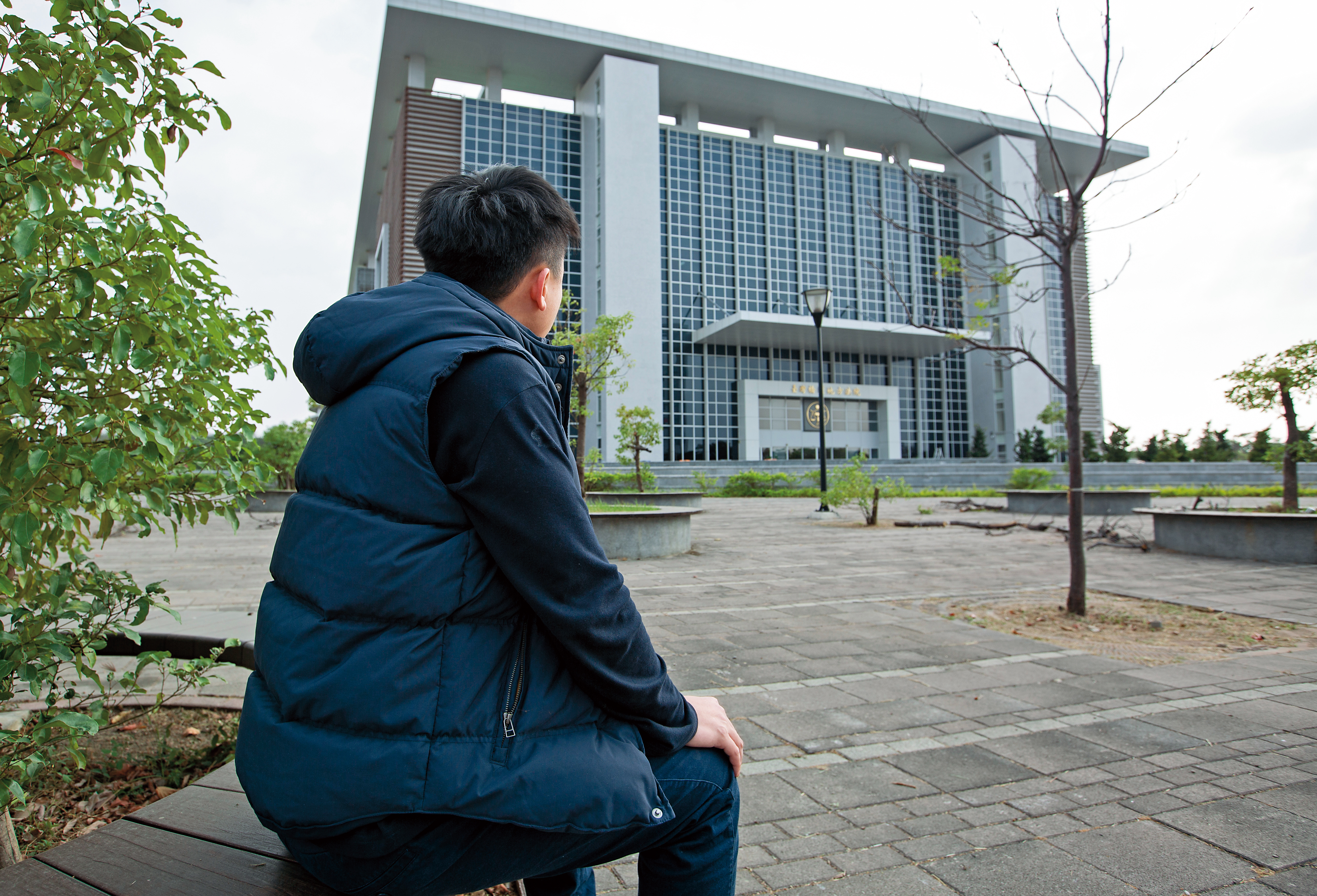 小陳2月14日在橋頭地方法院當庭認罪，也供出詐騙集團共犯。