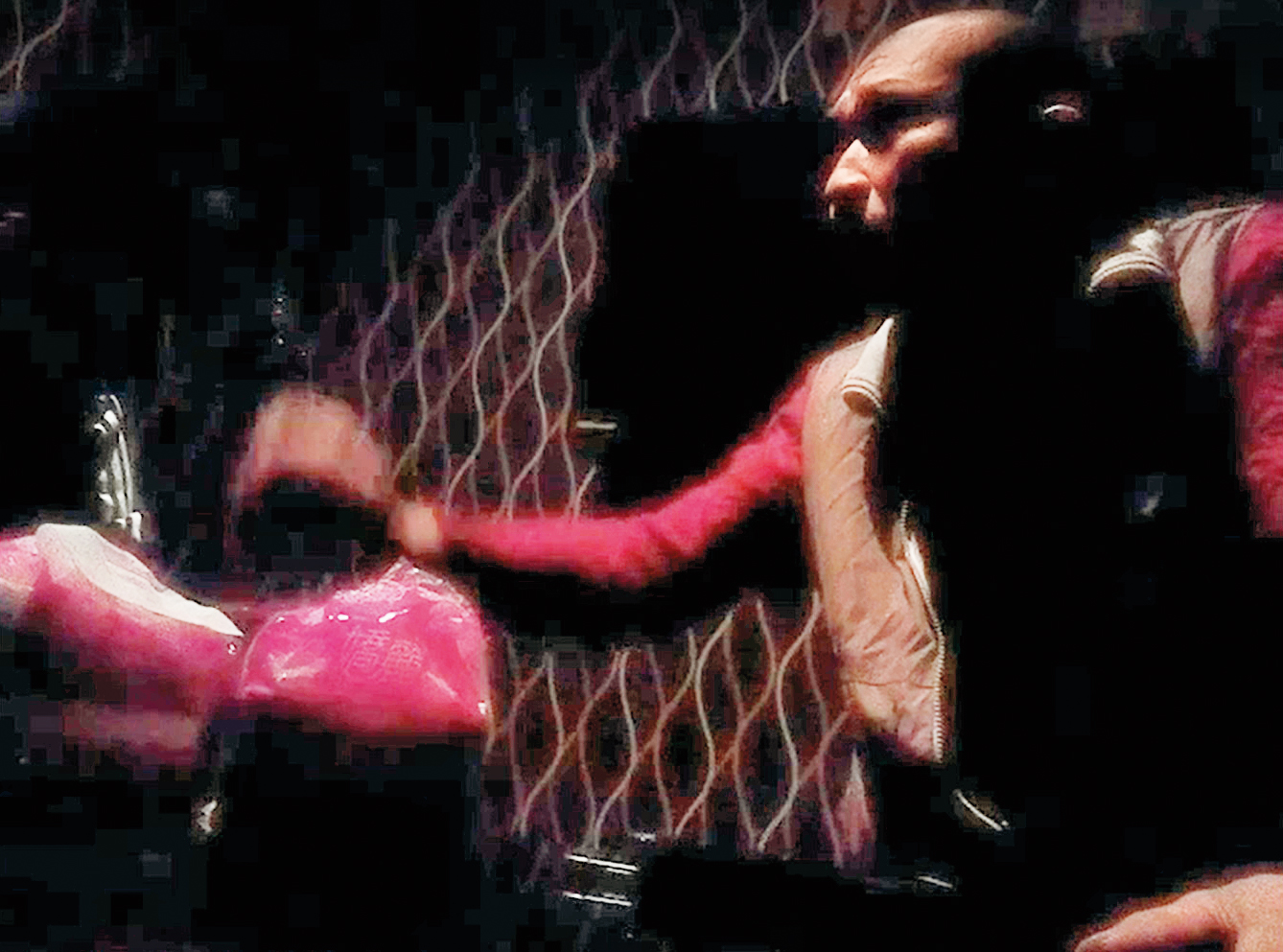 綽號阿憨的男子疑似詐騙集團首腦,他恐嚇小陳不要供出其他共犯。(翻攝畫面)