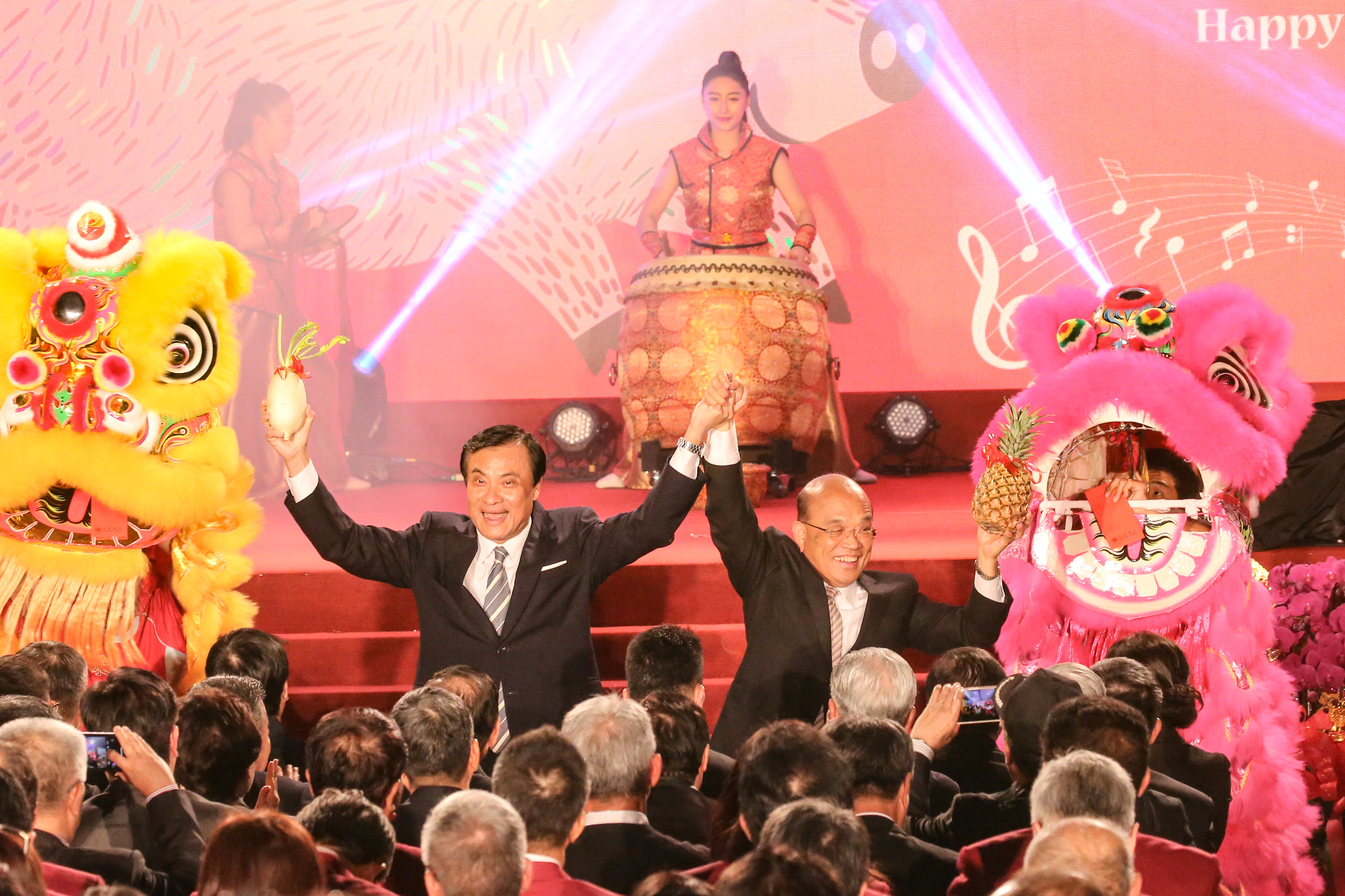 立法院今晚舉辦新春團拜,立法院長蘇嘉全與行政院長蘇貞昌拿著象徵好彩頭與旺來的菜頭與鳳梨。