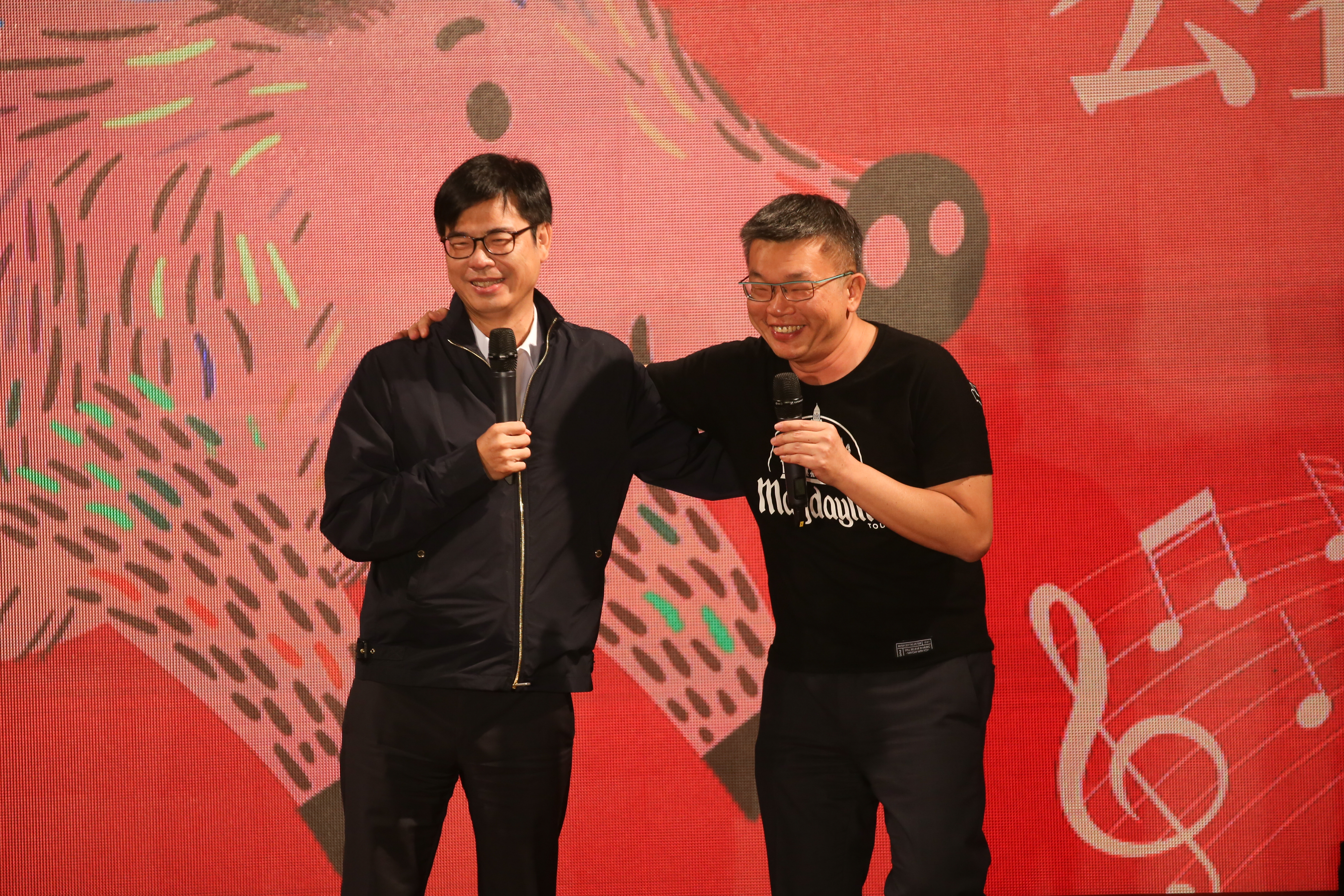 行政院副院長陳其邁(左)與立法院副院長蔡其昌合唱五月天的「倔強」。