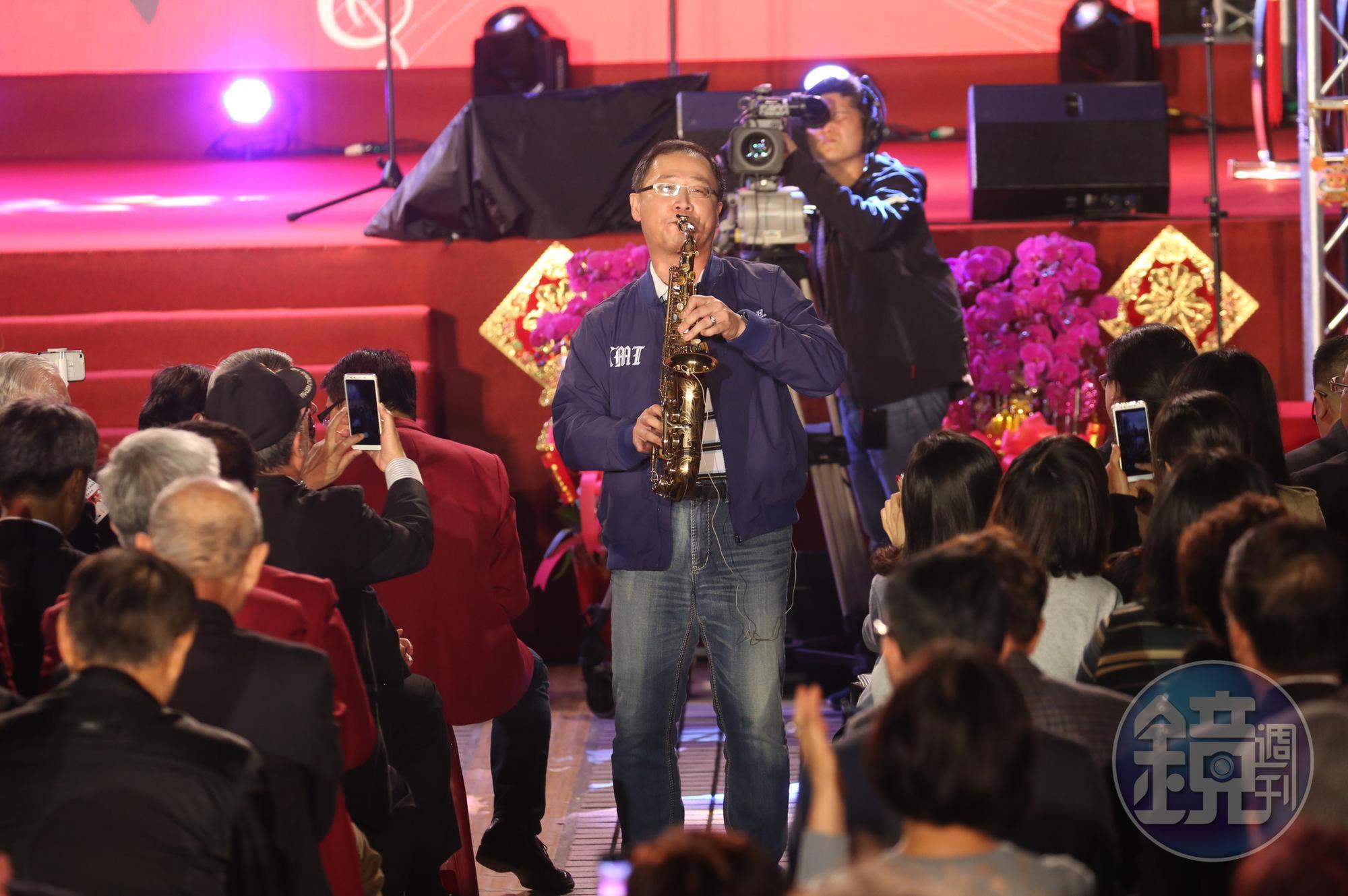 國民黨立委吳志揚吹奏薩克斯風時走進觀眾席,贏得滿堂彩。