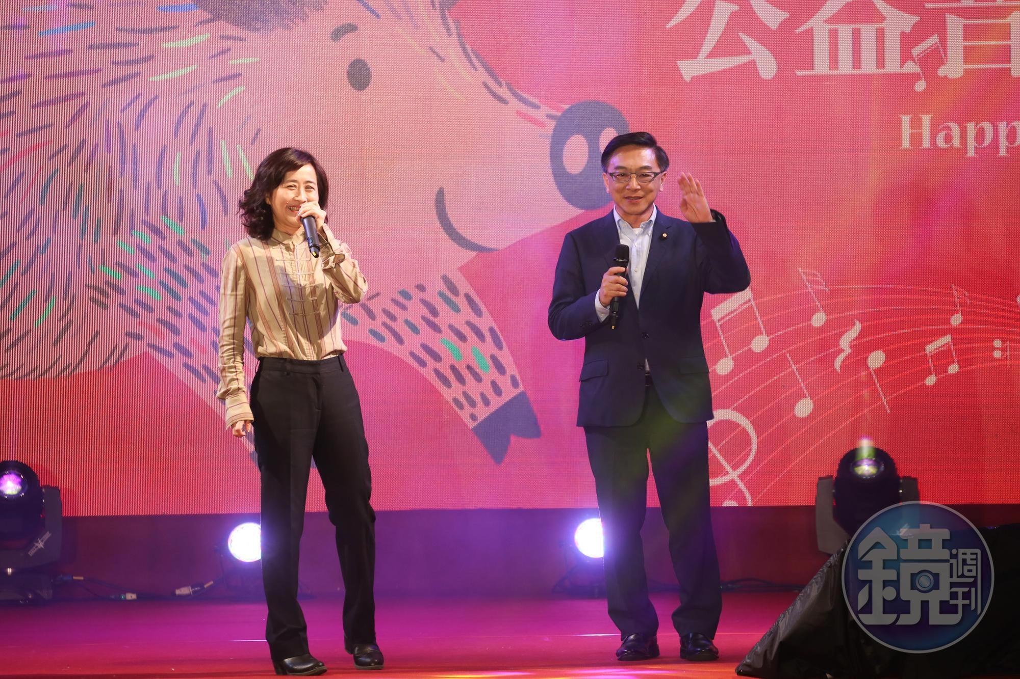 國民黨立委陳宜民、林奕華合唱《你儂我儂》。