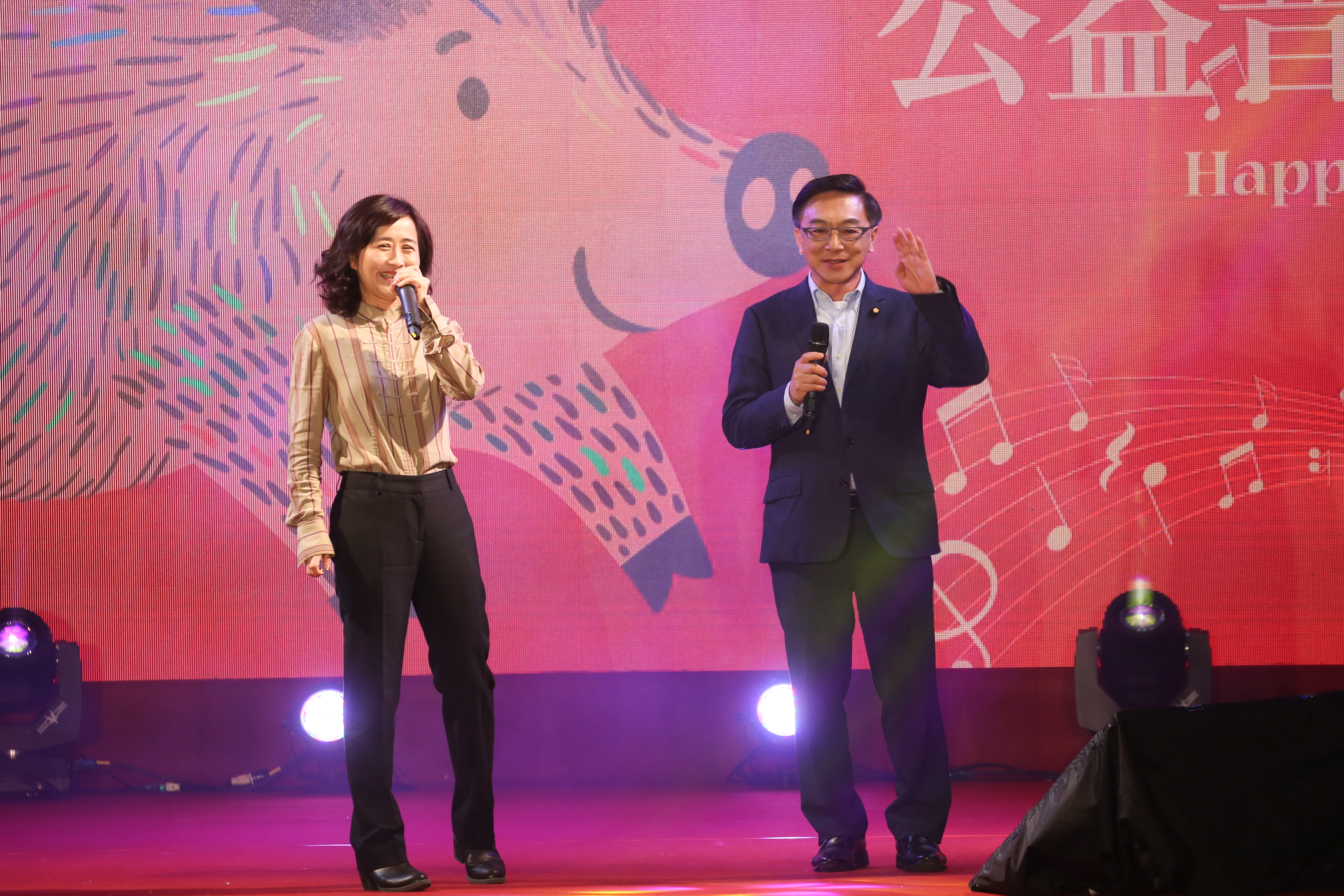 國民黨立委陳宜民、林奕華合唱《你儂我儂》。