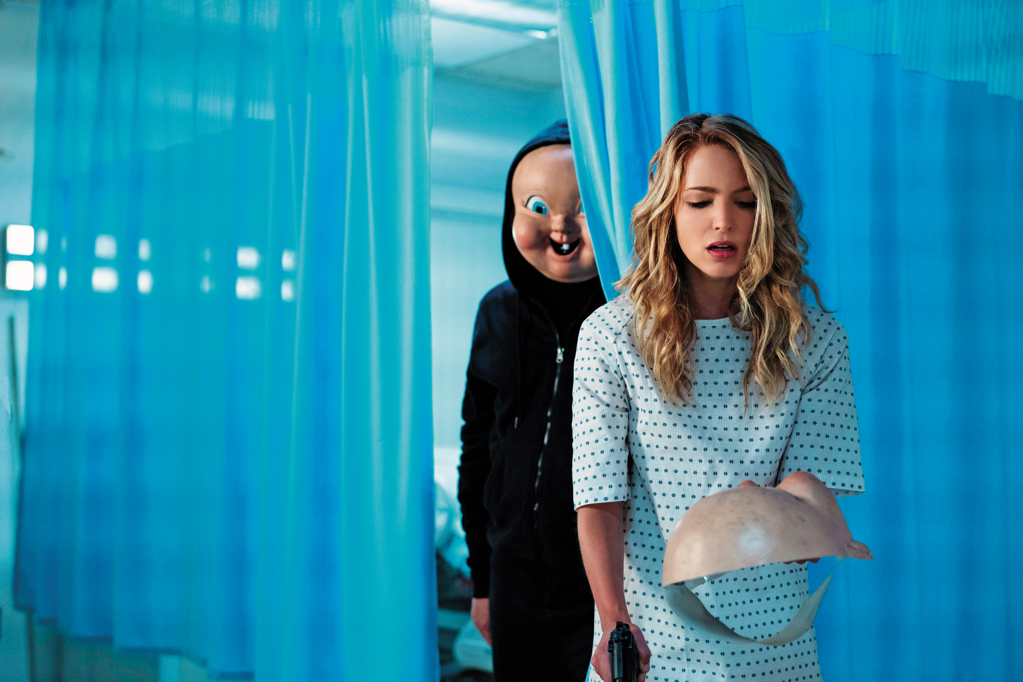 女主角又被困進生日那一天，但與上集不同的是她找出新的方式破解時間循環，將老哏玩出新的巧思。（UIP提供）