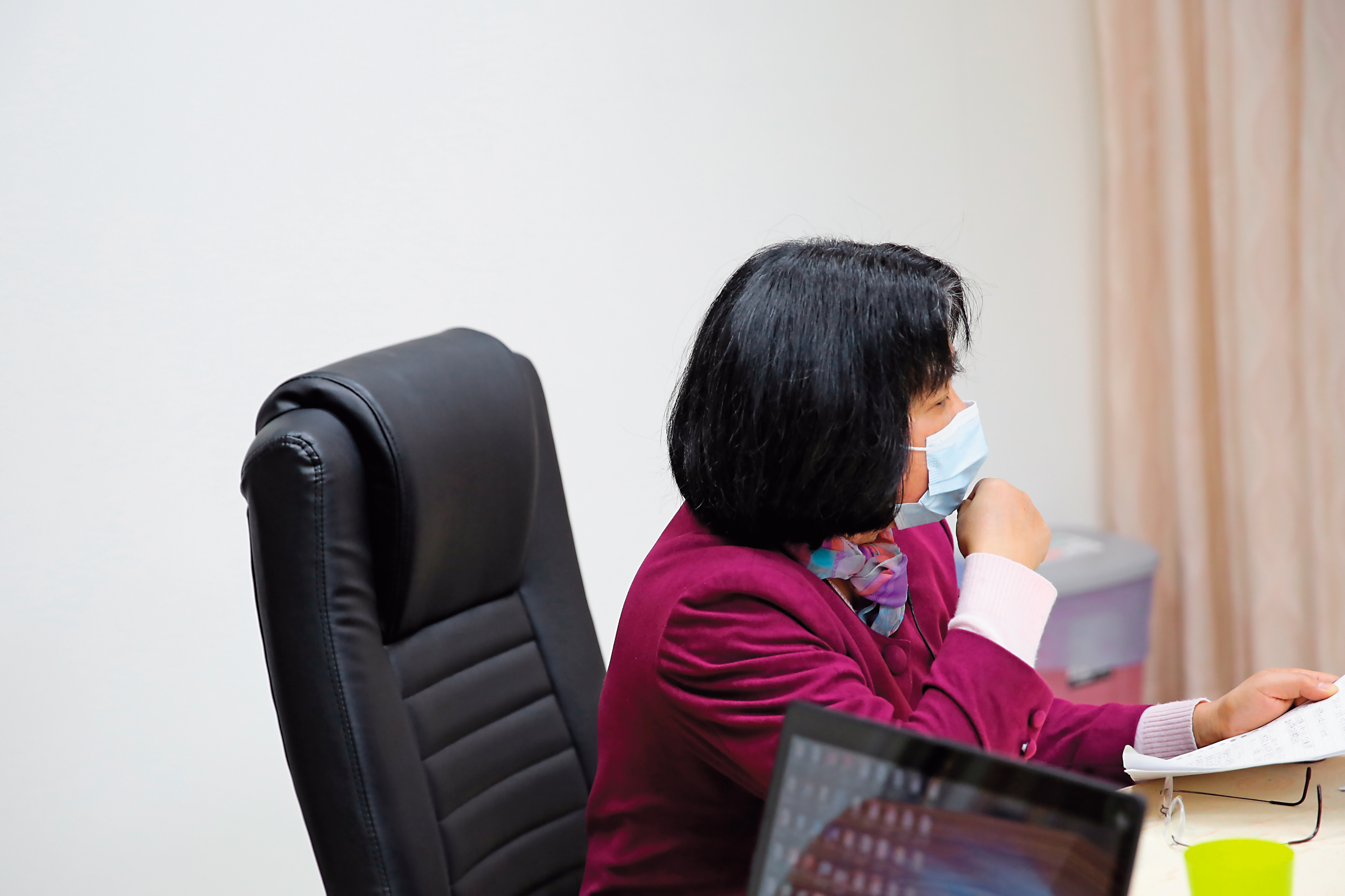 黃主任被誣指貪瀆4千元郵票，政風室和廉政署的調查讓她身心俱疲。