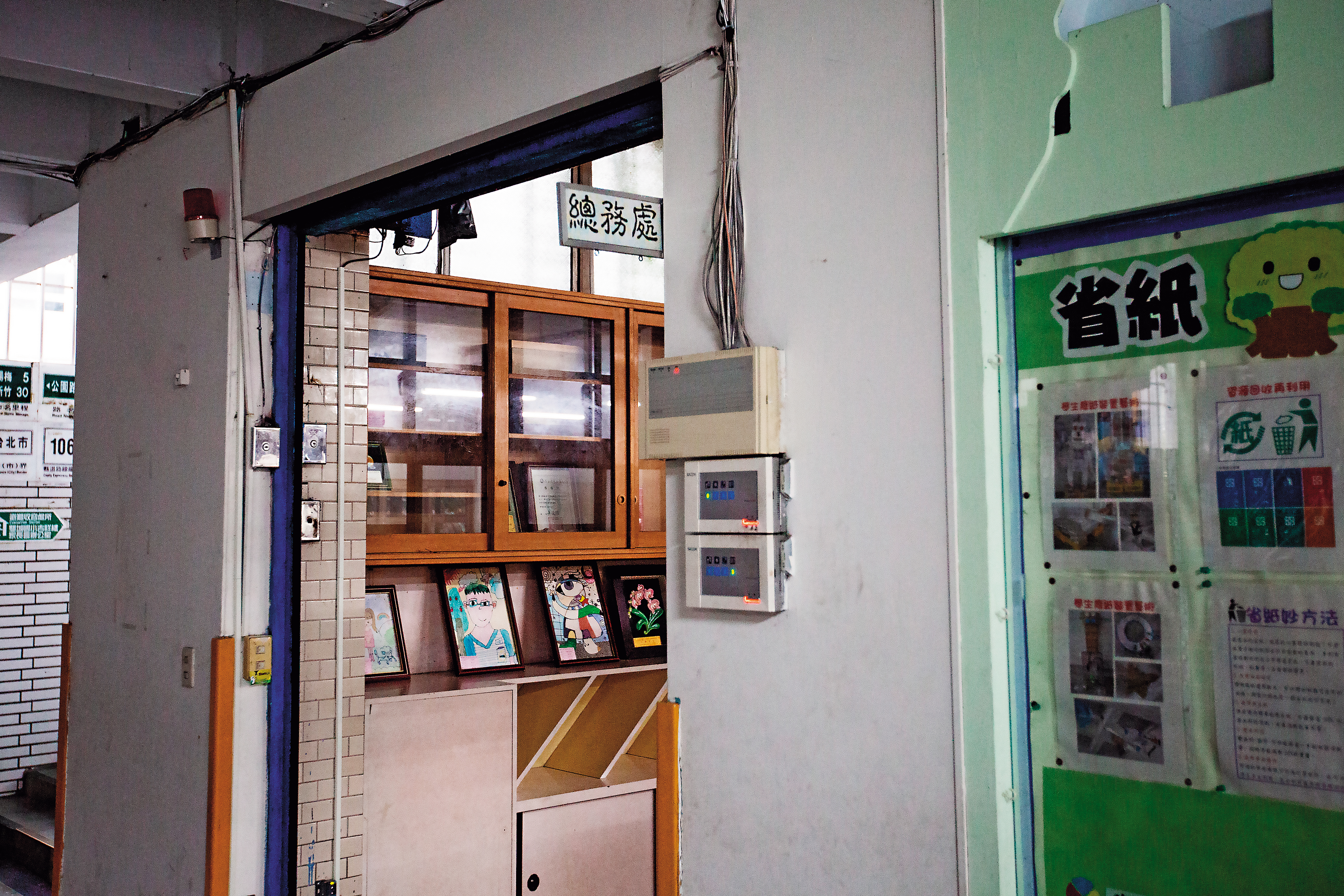 黃主任在數月內累積近3大過,連生字練習簿沒用完都成為理由。