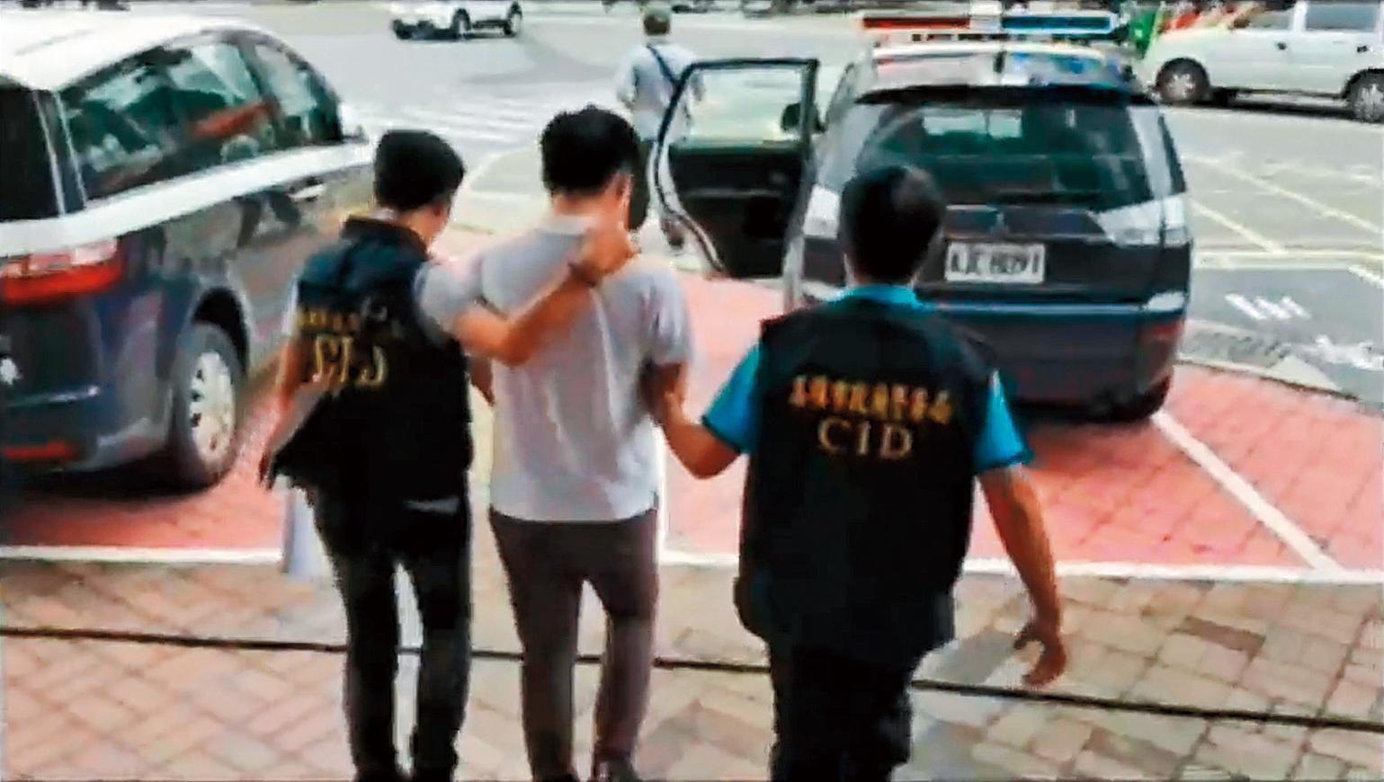 小陳（中）犯案後2週，高雄警方便循線將他逮捕到案。（翻攝畫面）