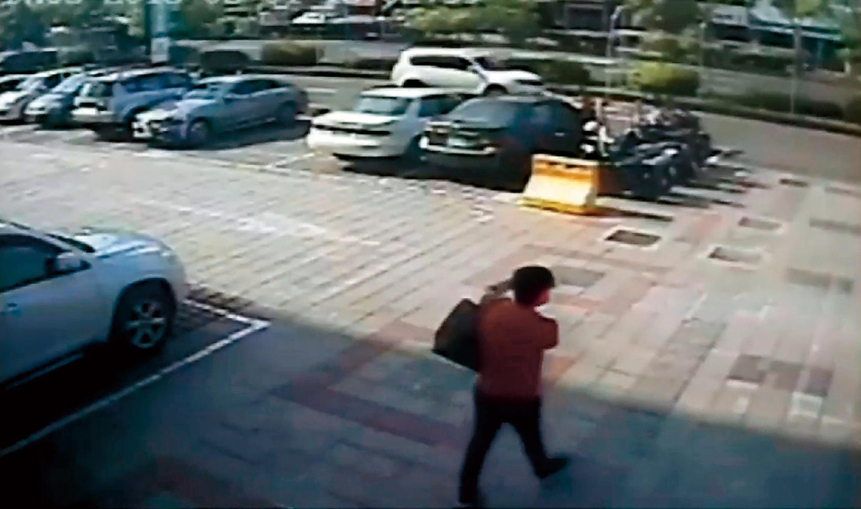 小陳背著裝鈔票的包包從高雄逃到台南家樂福，換裝離開時被監視器拍下。（翻攝畫面）