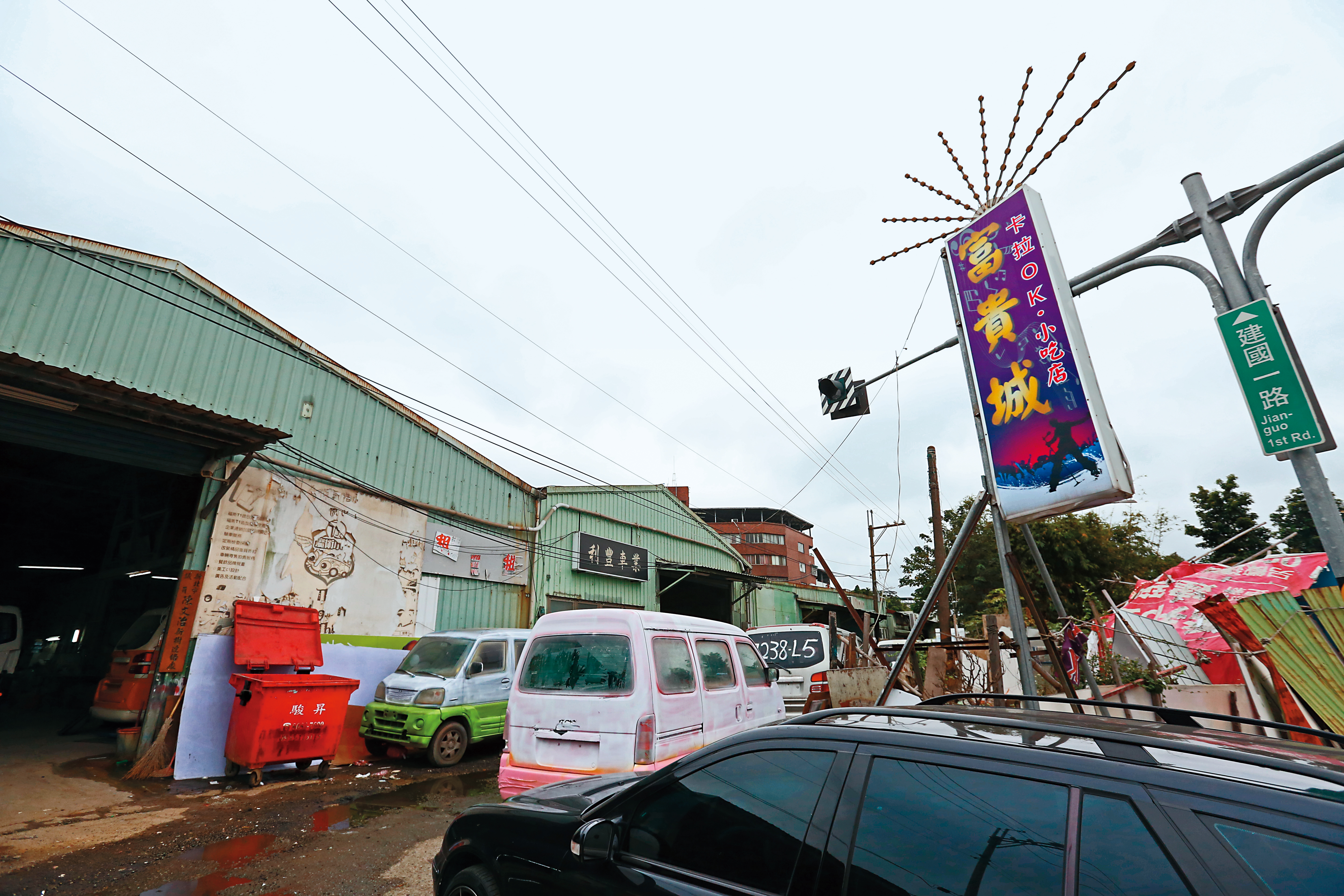 詐騙集團成員約小陳到新北市這間卡拉OK談判,要他別當抓耙子。