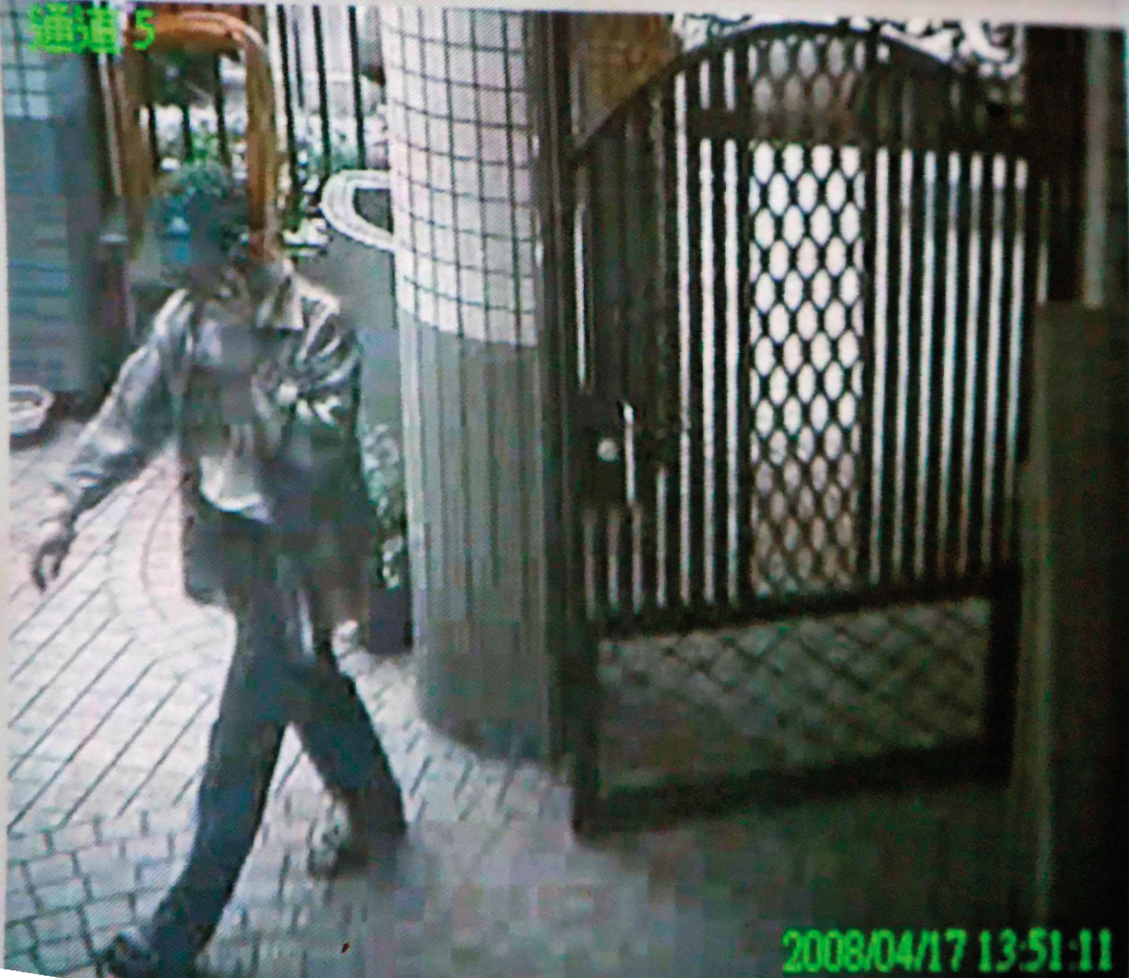 警方從各種事證，加上林吉杉出入社區大樓的監視畫面，更加確定他就是殺害葉女的凶嫌。（翻攝畫面）