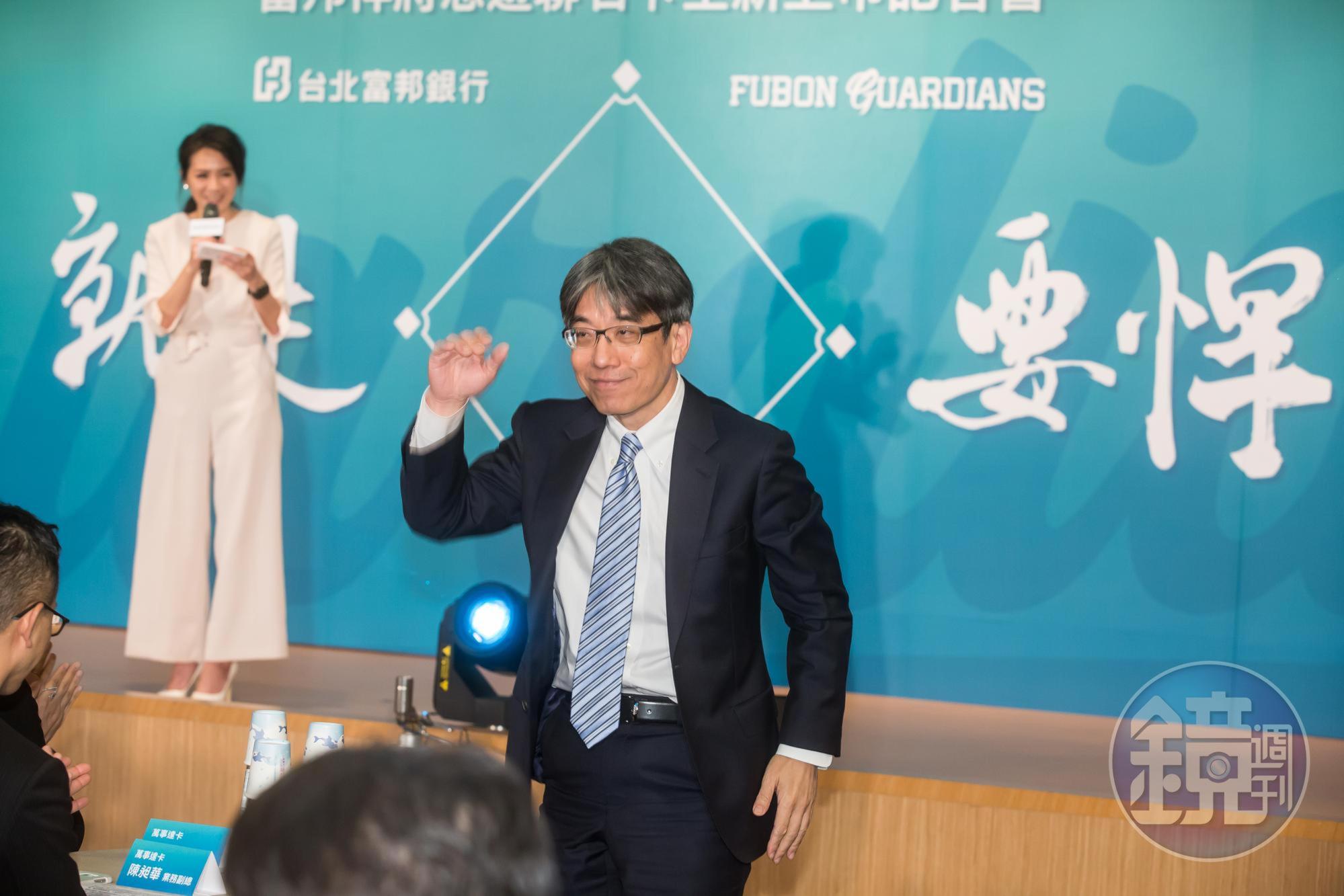 LINE Bank黃以孟在申請純網銀執照遞件時搶到頭香。