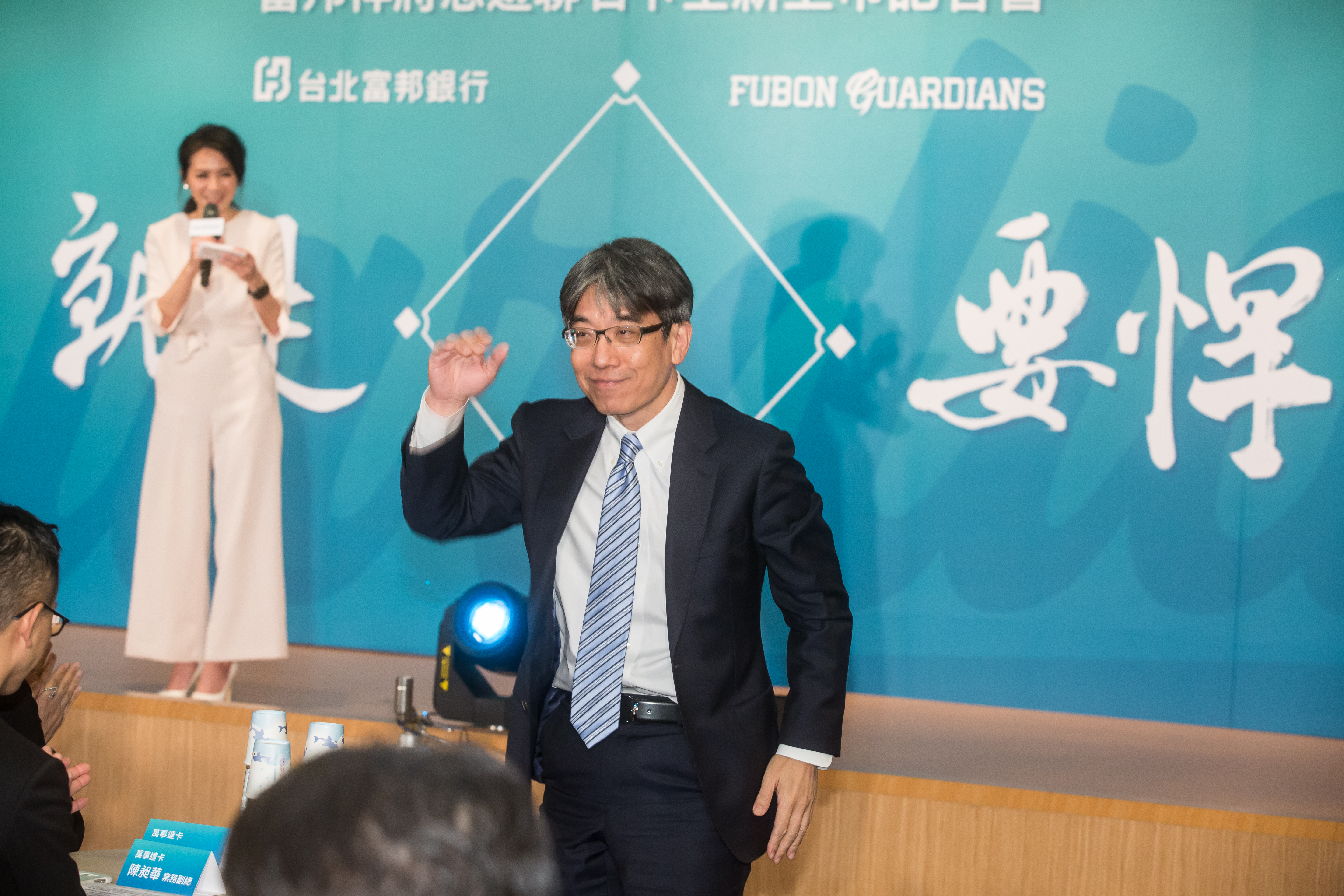 LINE Bank黃以孟在申請純網銀執照遞件時搶到頭香。