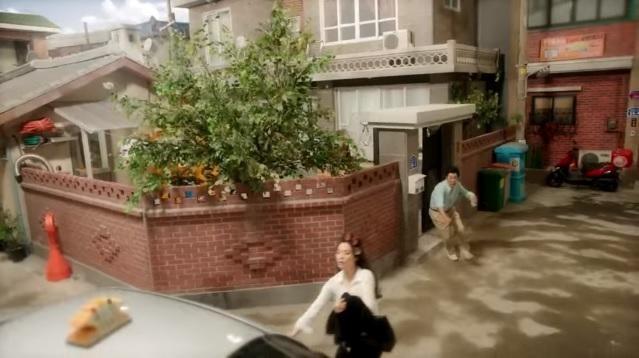 對比韓劇《家人之間為何這樣》（上圖），看得出賴聰筆對場景的用心與投入。（翻攝自YouTube）