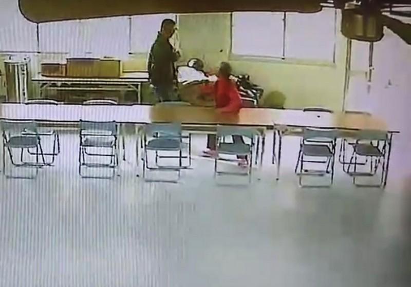 尹姓男子突然持報夾攻擊老婦。（警方提供）