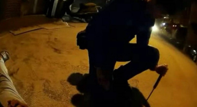 警方將酒後失控的張姓男子壓制在地。（警方提供）